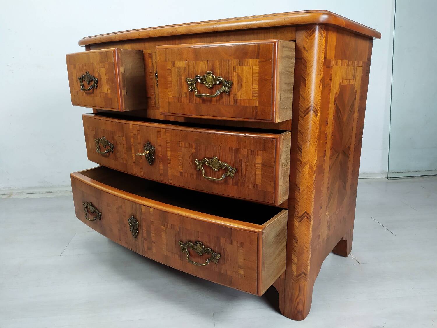 Commode de style marqueterie