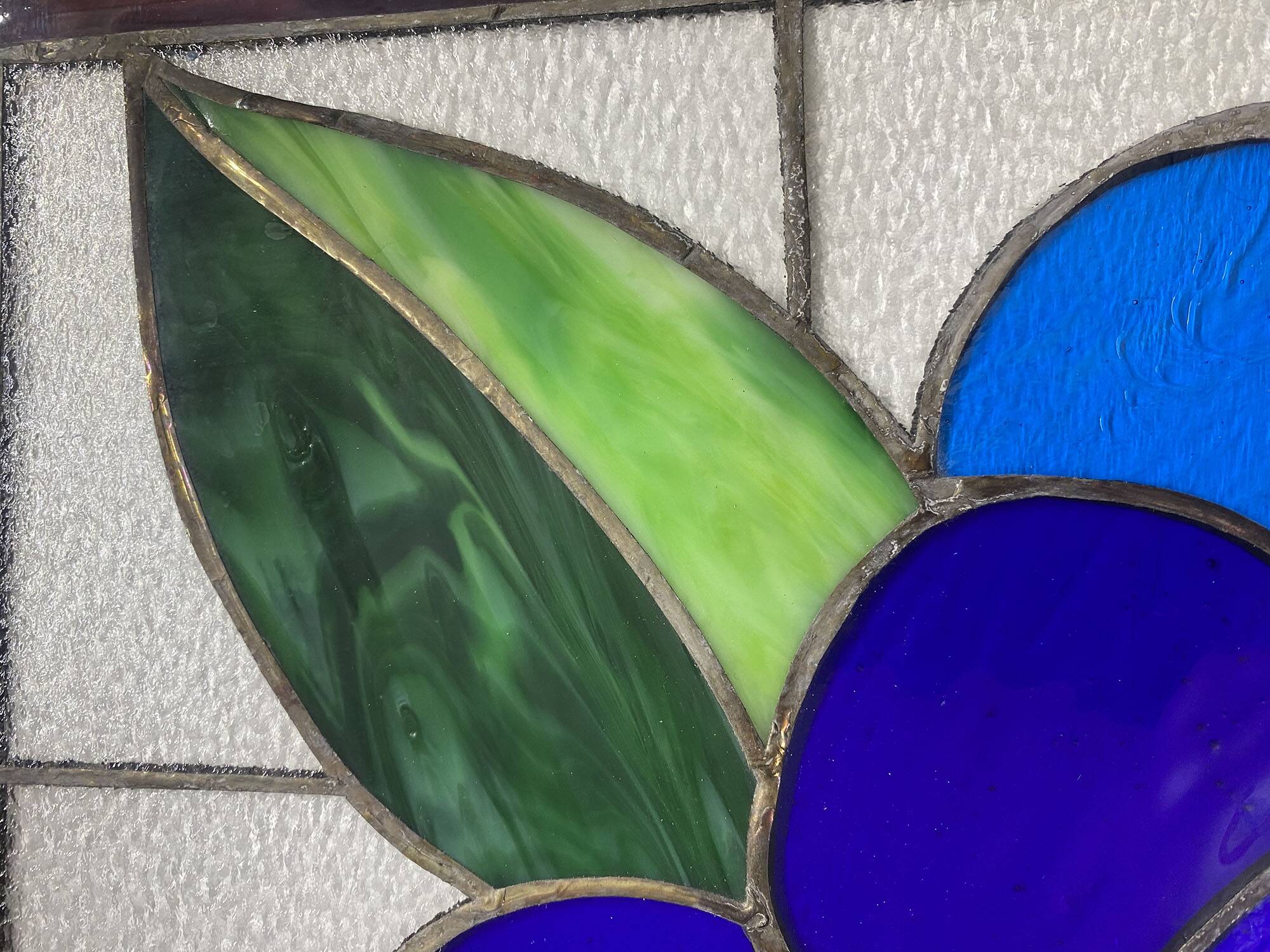 Panneau Vitrail Artisanal à Motif Floral – Verre Coloré, Technique Tiffany