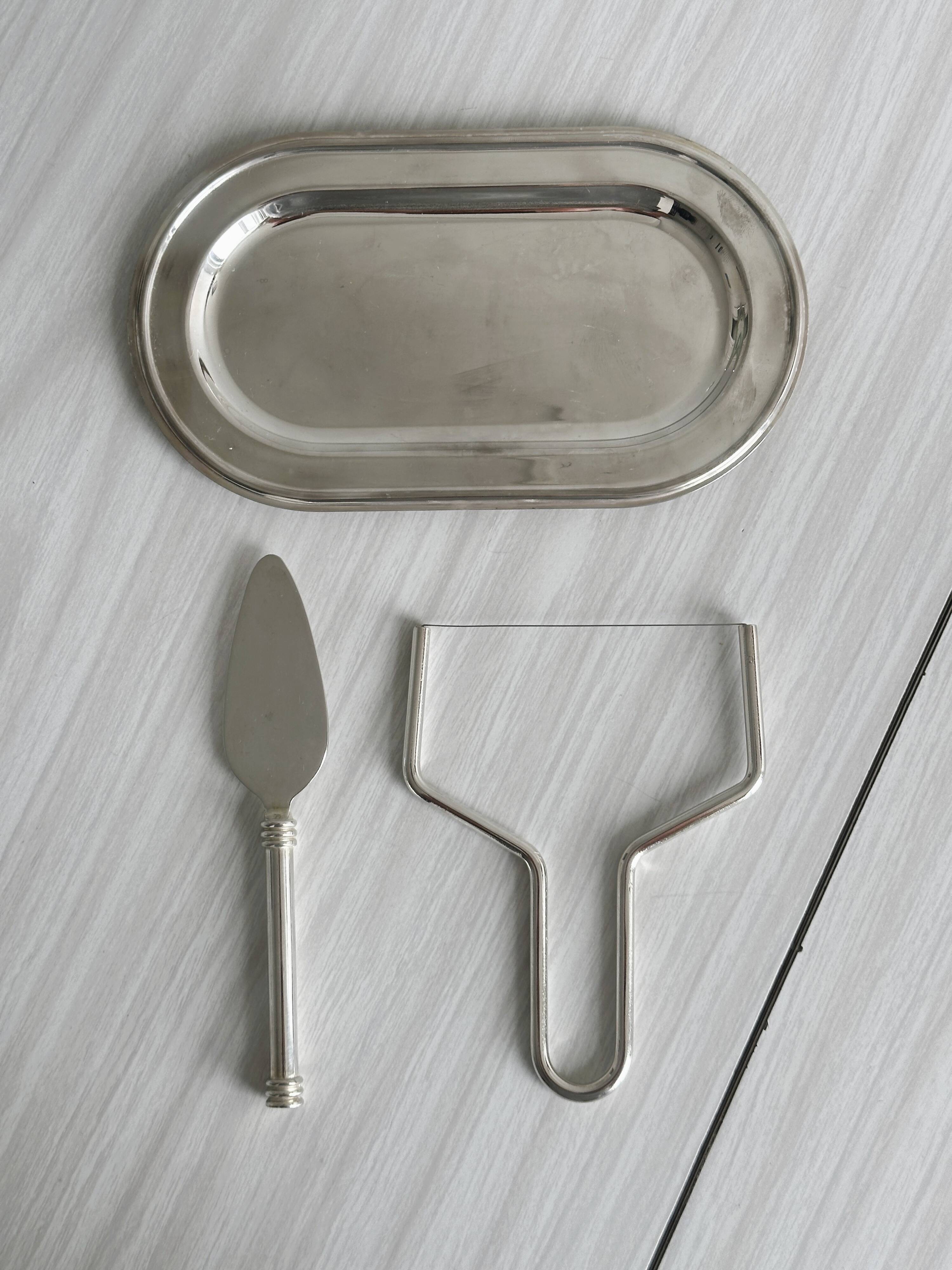 Foie gras set in shiny silver metal