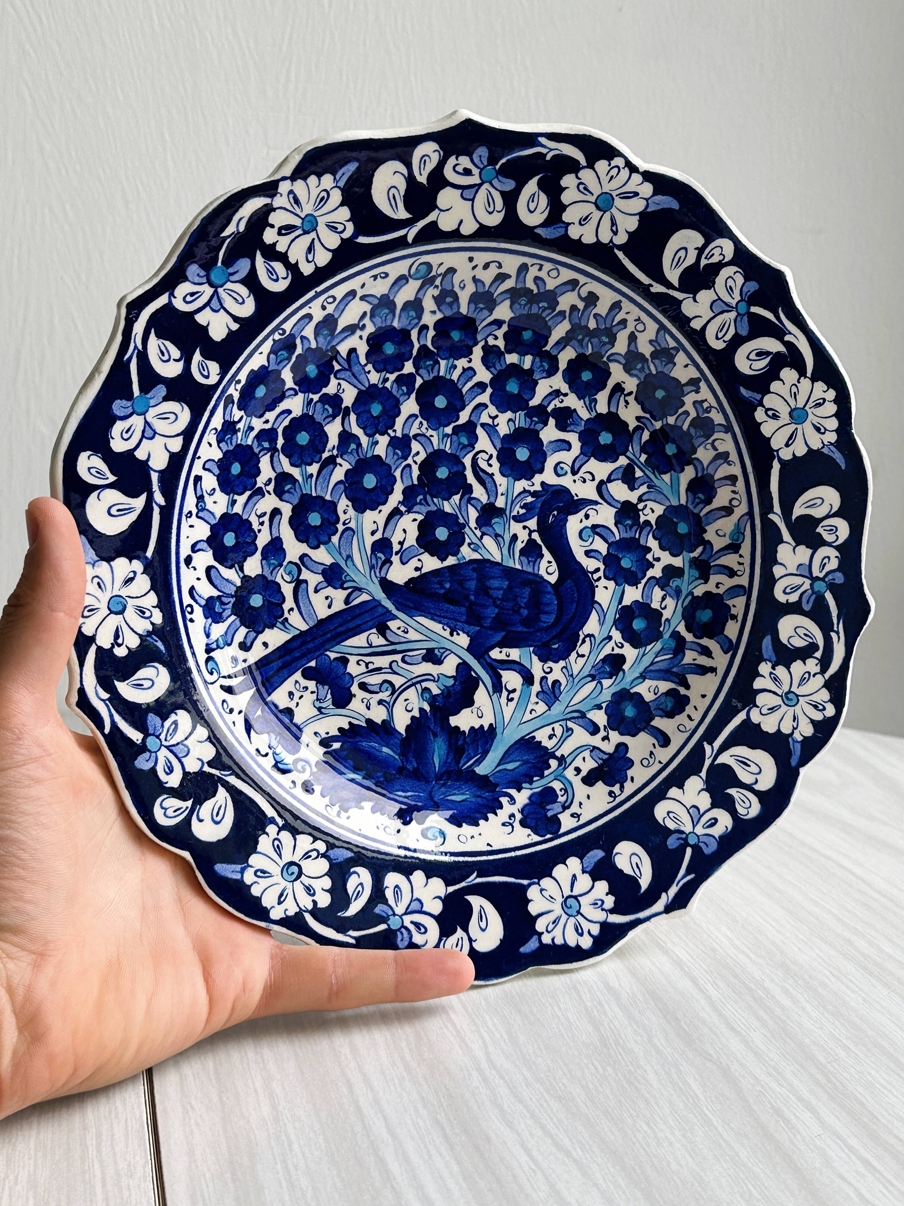 Assiette en céramique bleue