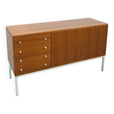 Un dressoir plus raffiné à Zweden avec un poten stalen