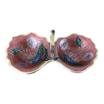 Empty pockets in brass and floral decoration
