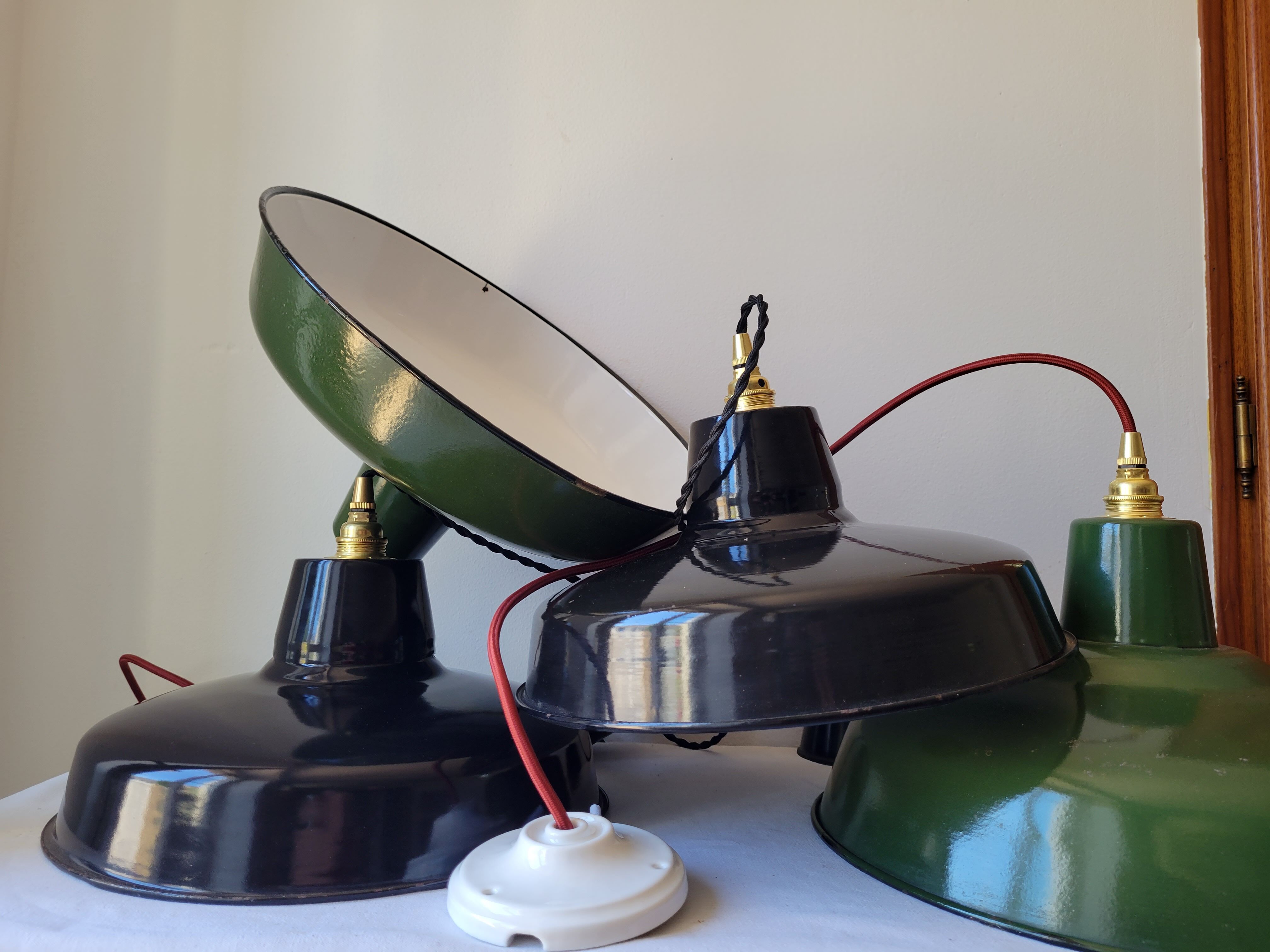 Duo of suspensions in enamelled sheet metal