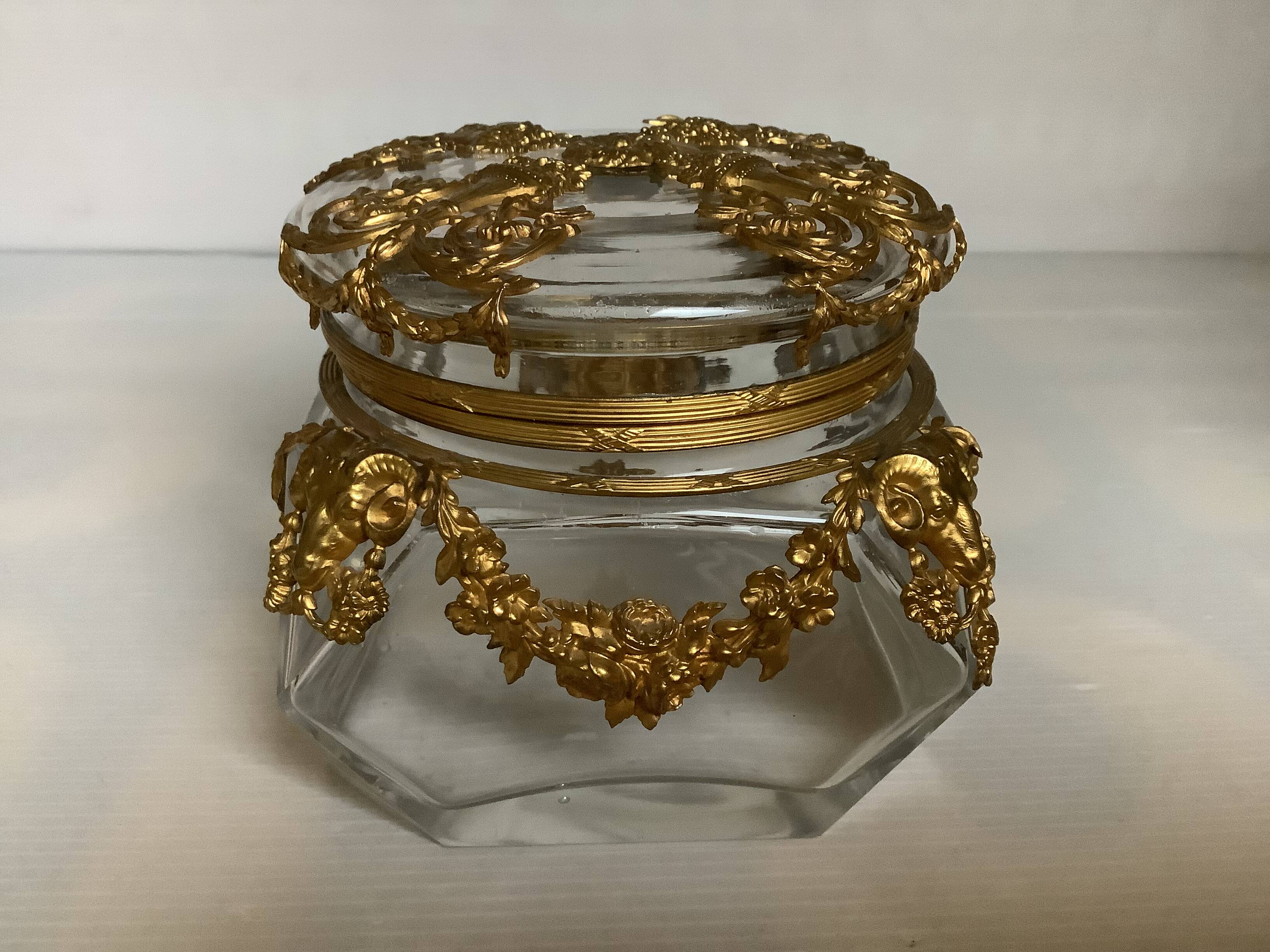 Facet bonbonnière with brass ornaments, empty pocket.