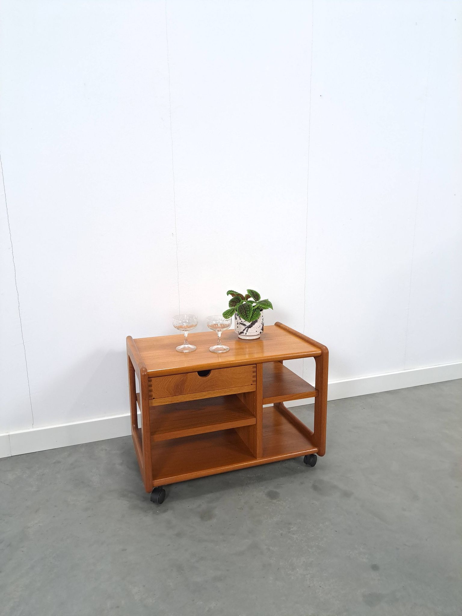 Chariot audio en teck danois avec tiroir meuble TV vintage