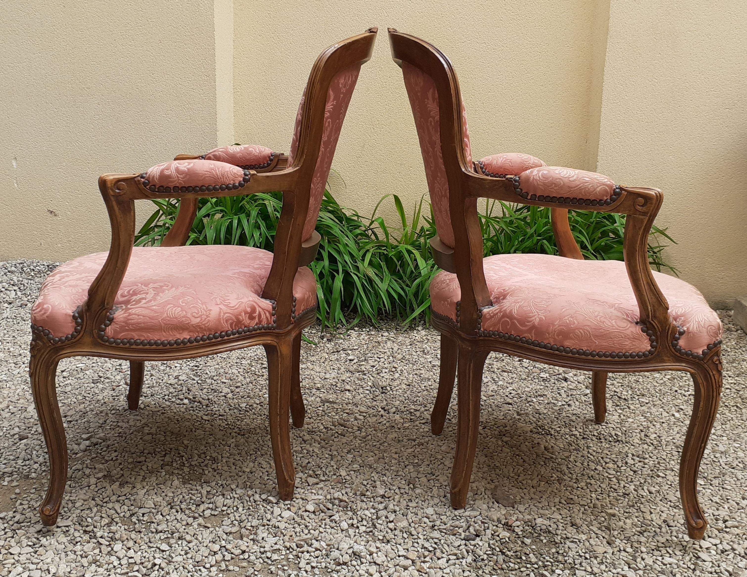 Paire de fauteuils cabriolet de style Louis XV
