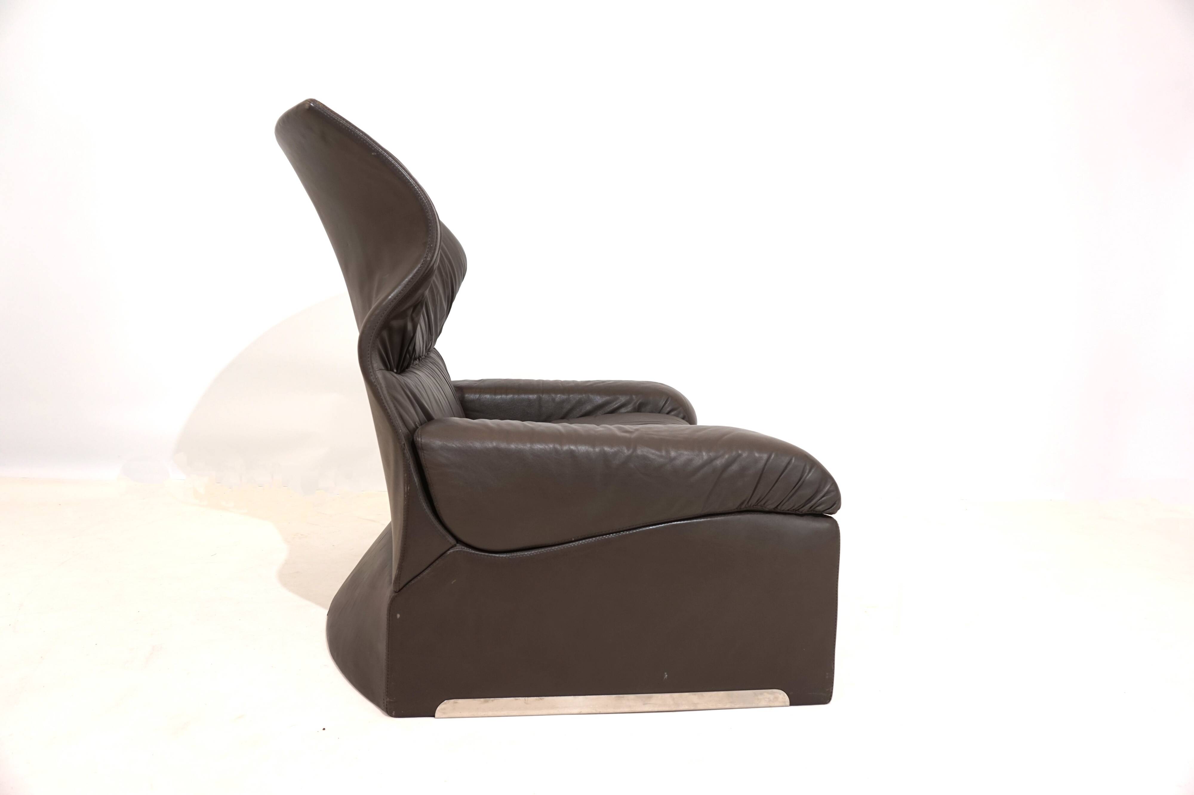Saporiti Vela Alta leather armchair with ottoman by Giovanni Offredi