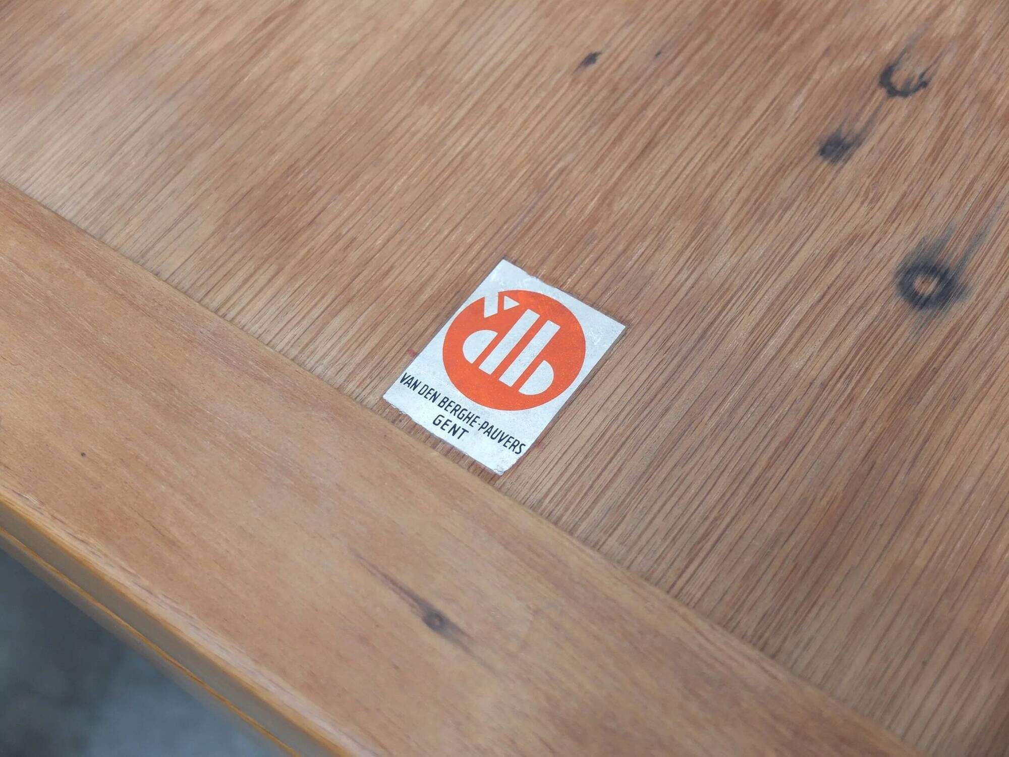 Round extendable dining table in oak by Van Den Berghe-Pauvers, 1970s