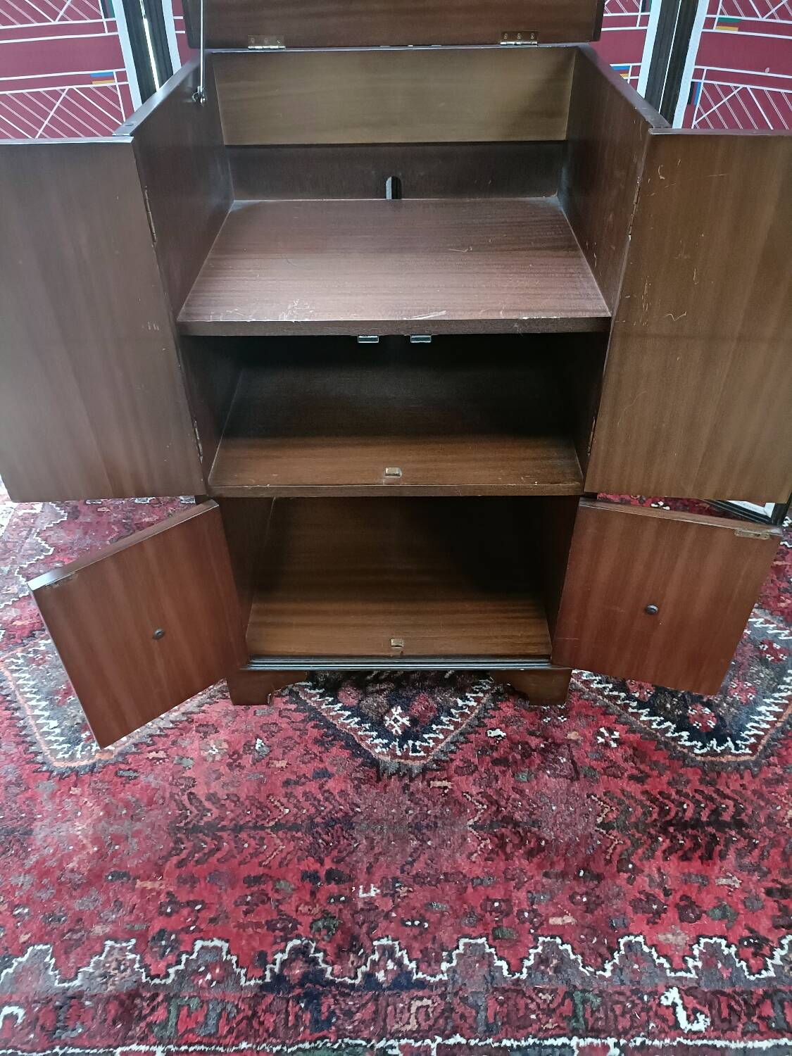 Buffet style anglais en placage acajou avec plateau levable