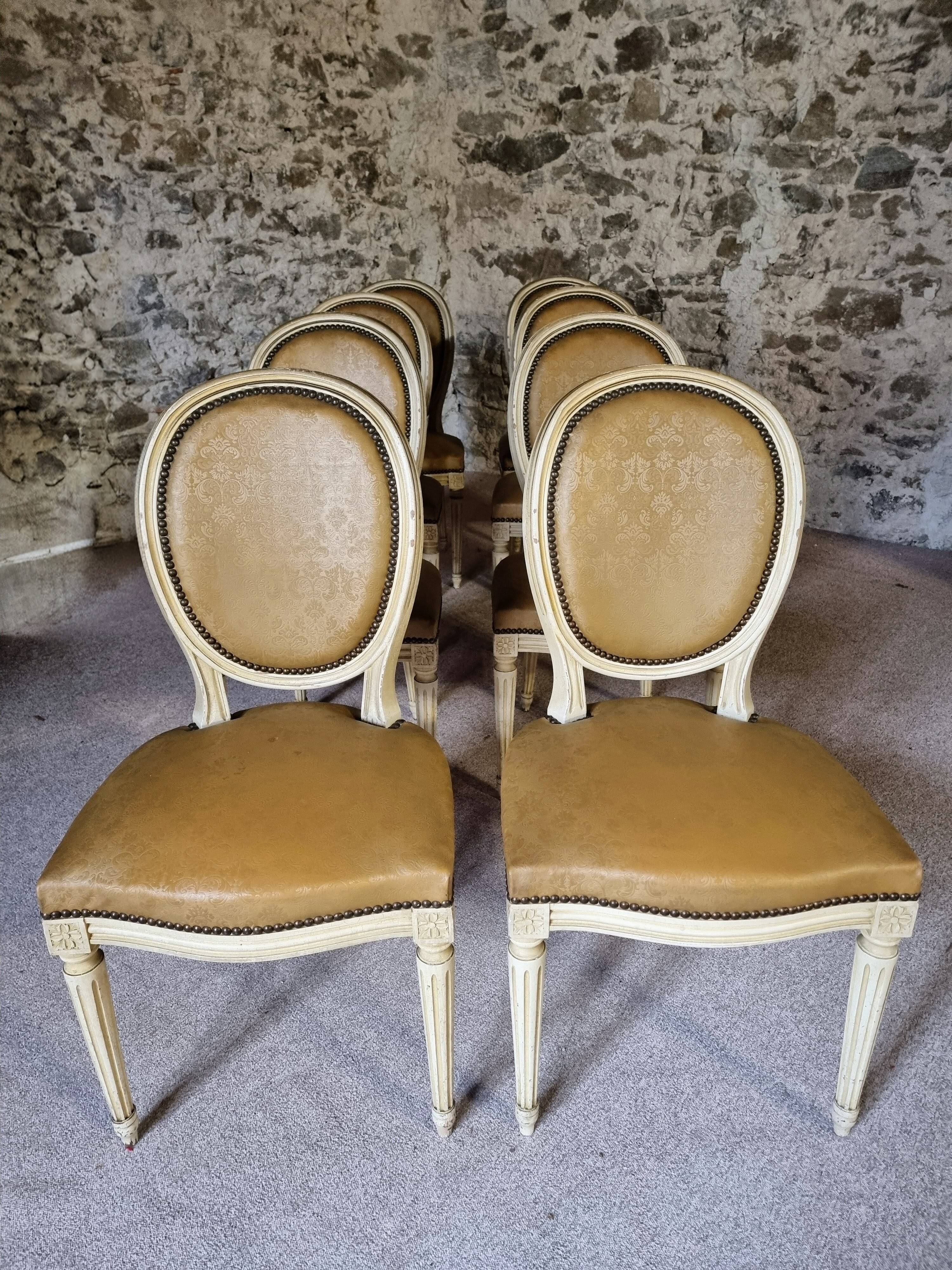 Chaises de salle à manger Louis XVI vintage – Ensemble de 8 chaises françaises sculptées en bois avec revêtement en simili cuir damassé caramel, années 1920/1930
