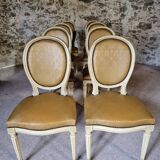 Chaises de salle à manger Louis XVI vintage – Ensemble de 8 chaises françaises sculptées en bois avec revêtement en simili cuir damassé caramel, années 1920/1930