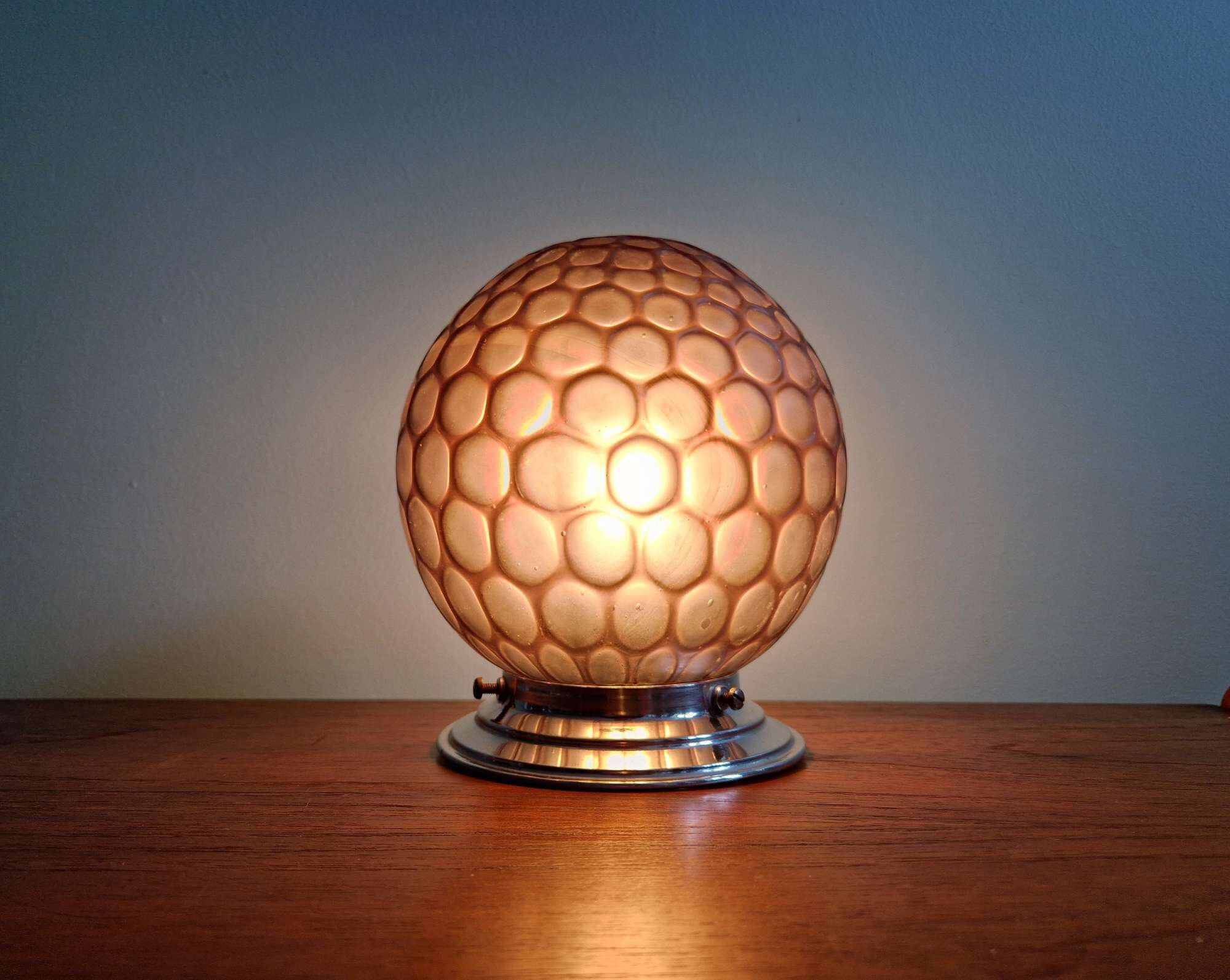 Plafonnier art déco en verre satiné alvéolé couleur aubergine, 1930