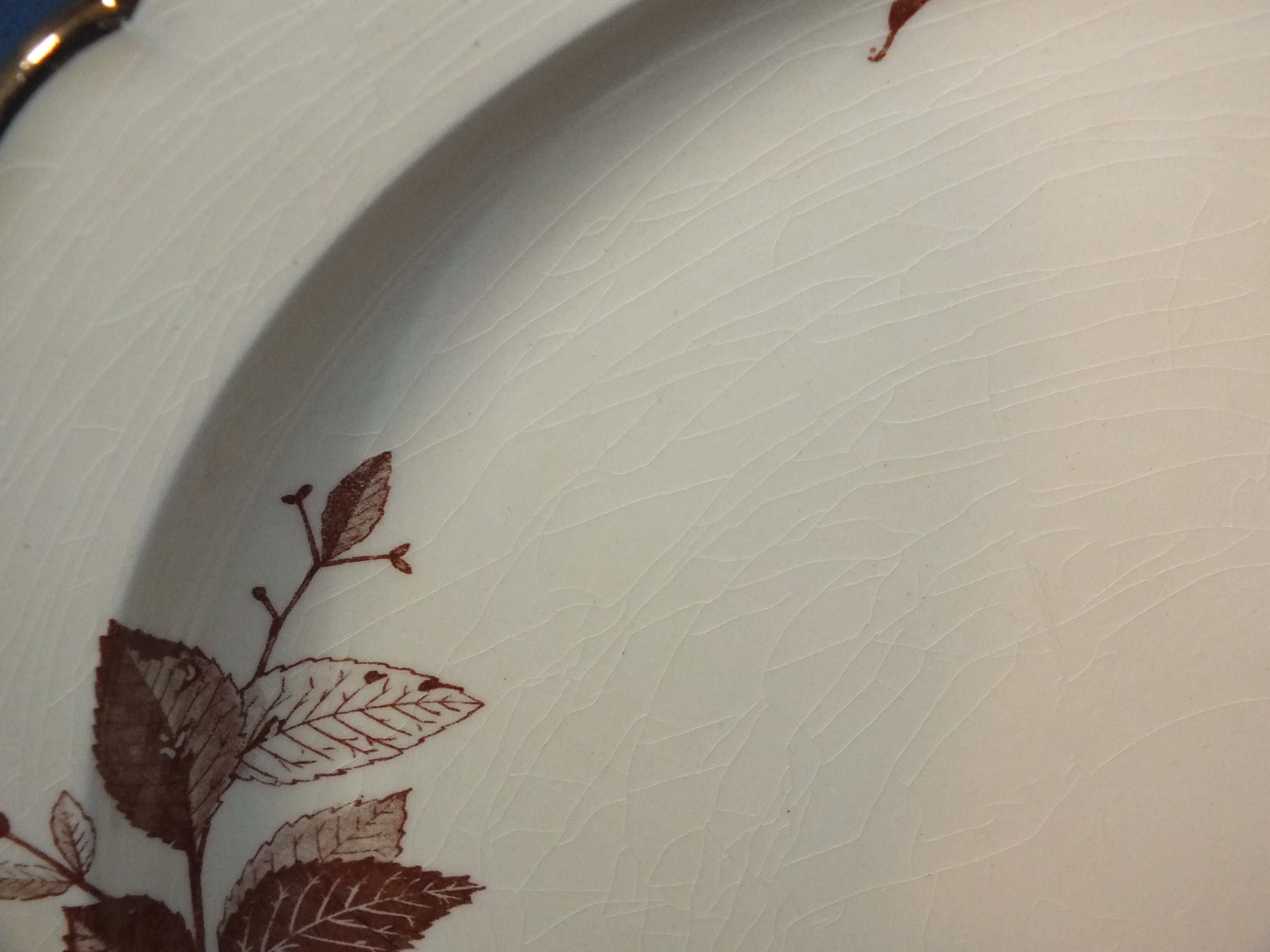 Gien round foliage decoration dish - 31 cms