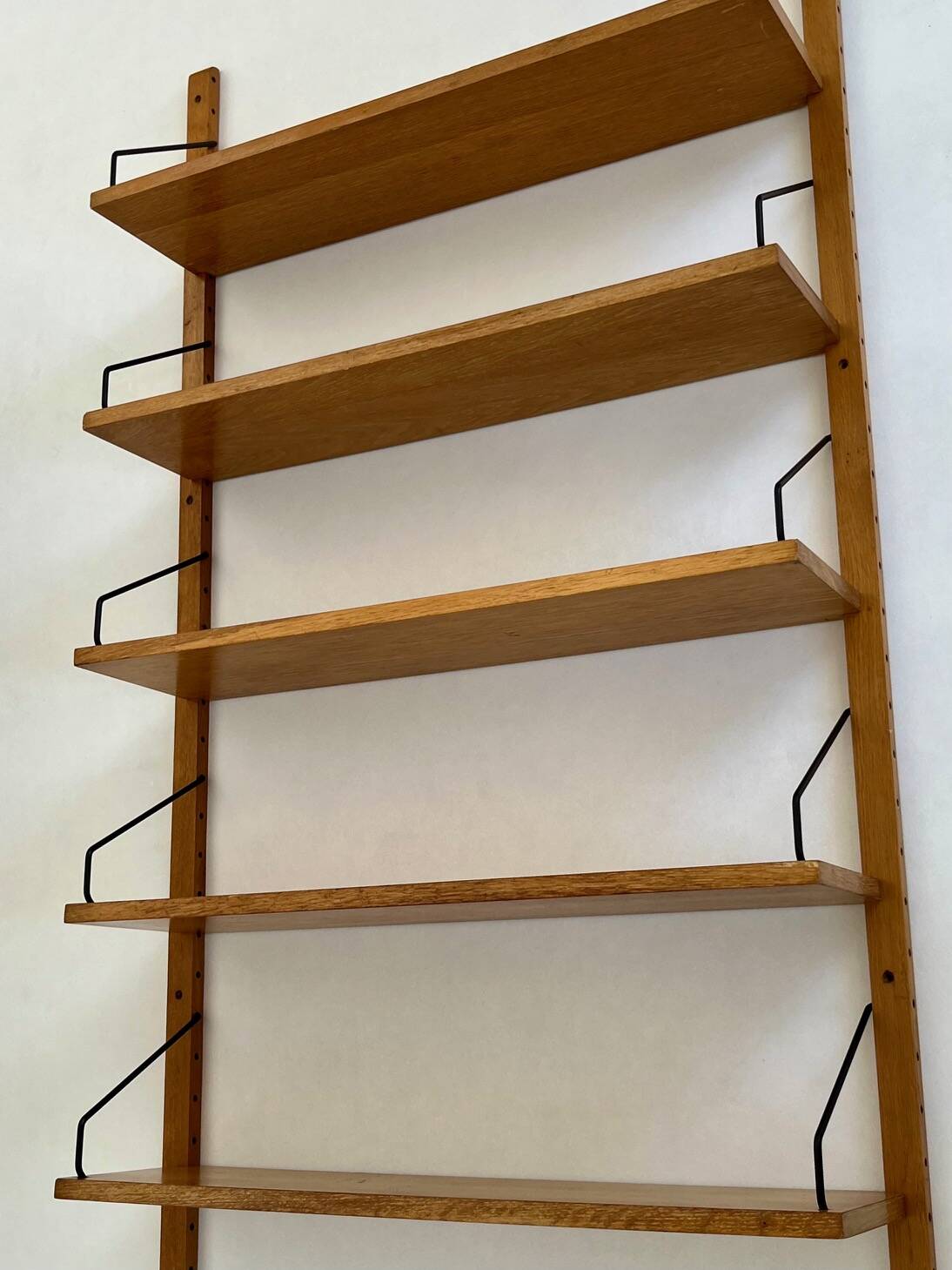 Scandinavian wall-mounted bookcase attributed to Poul Cadovius – 5 wooden shelves