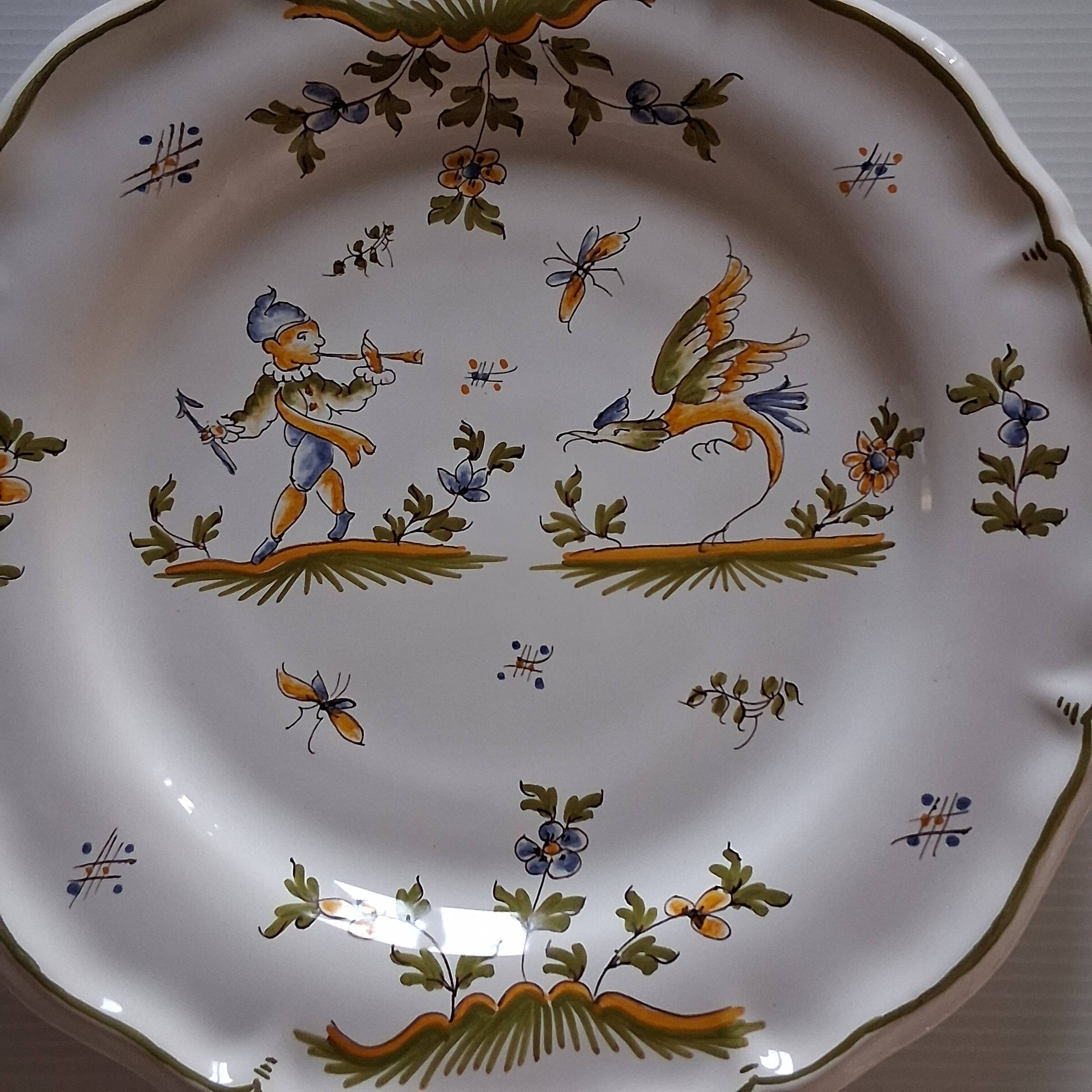 Moustiers scalloped plate in very good condition.