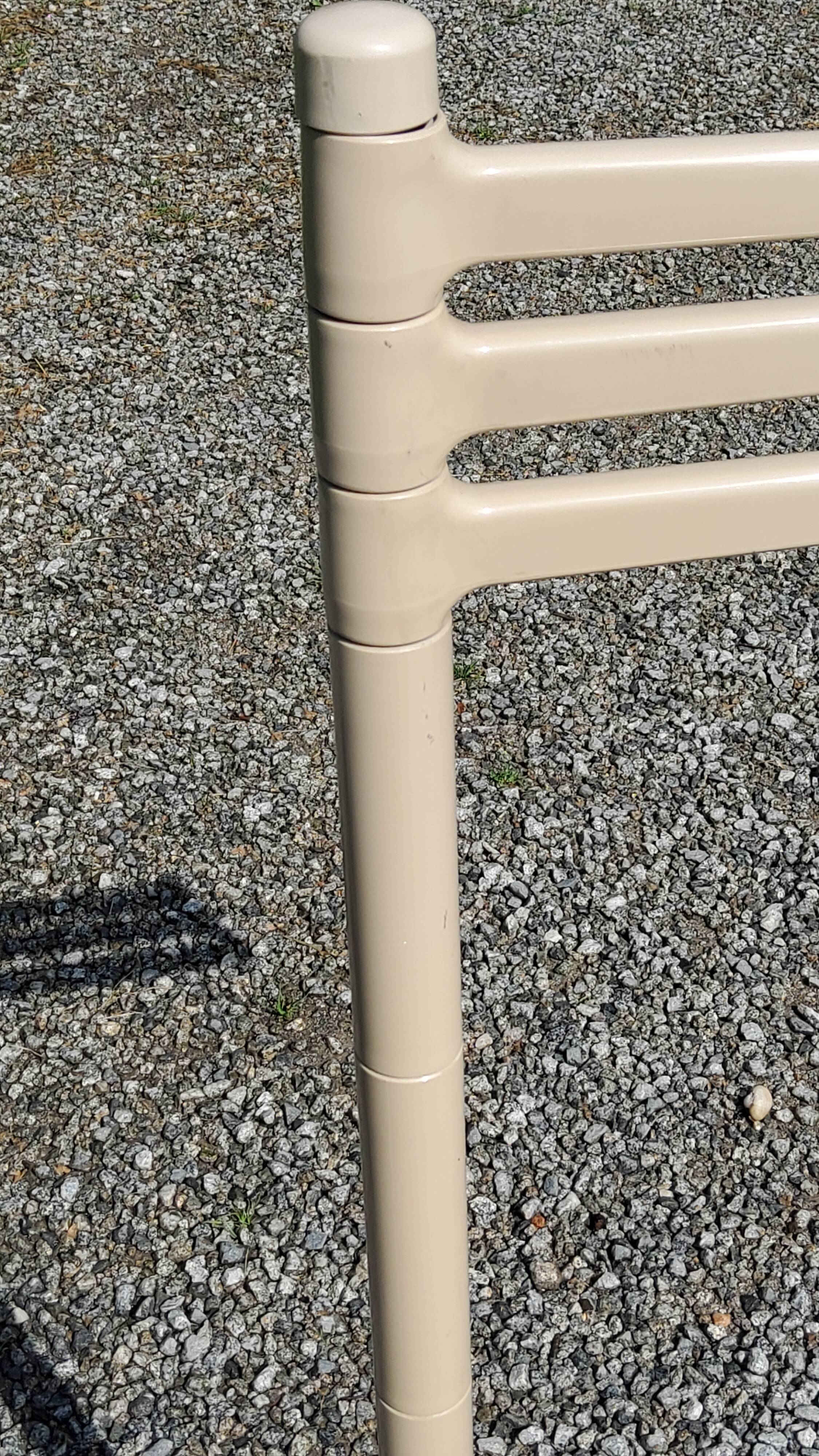Designer towel holder in beige ABS plastic Makio Hasuike 1970