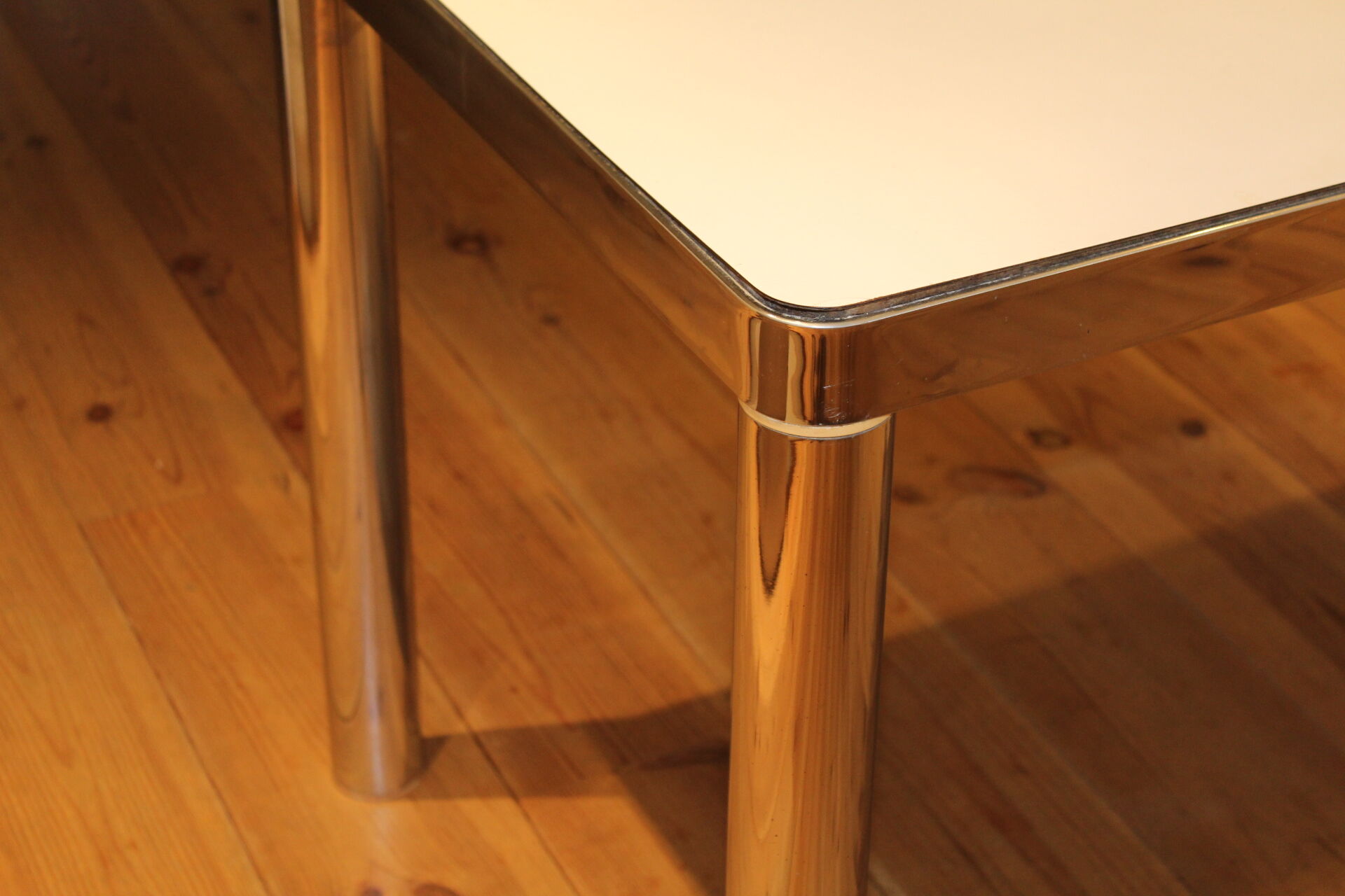 Table from the 70's formica in white and stainless steel