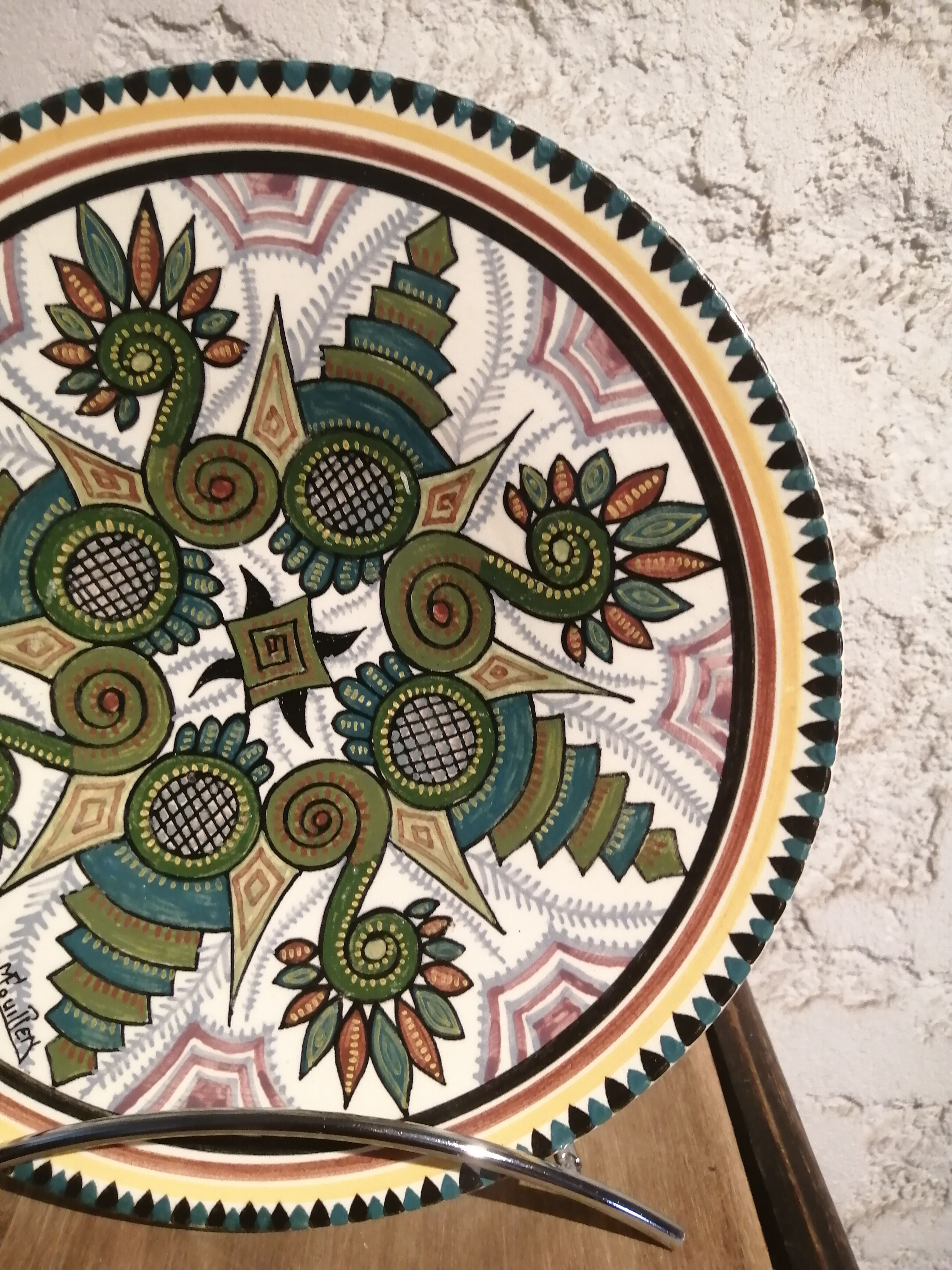 Decorative plate signed Maurice Fouillen.