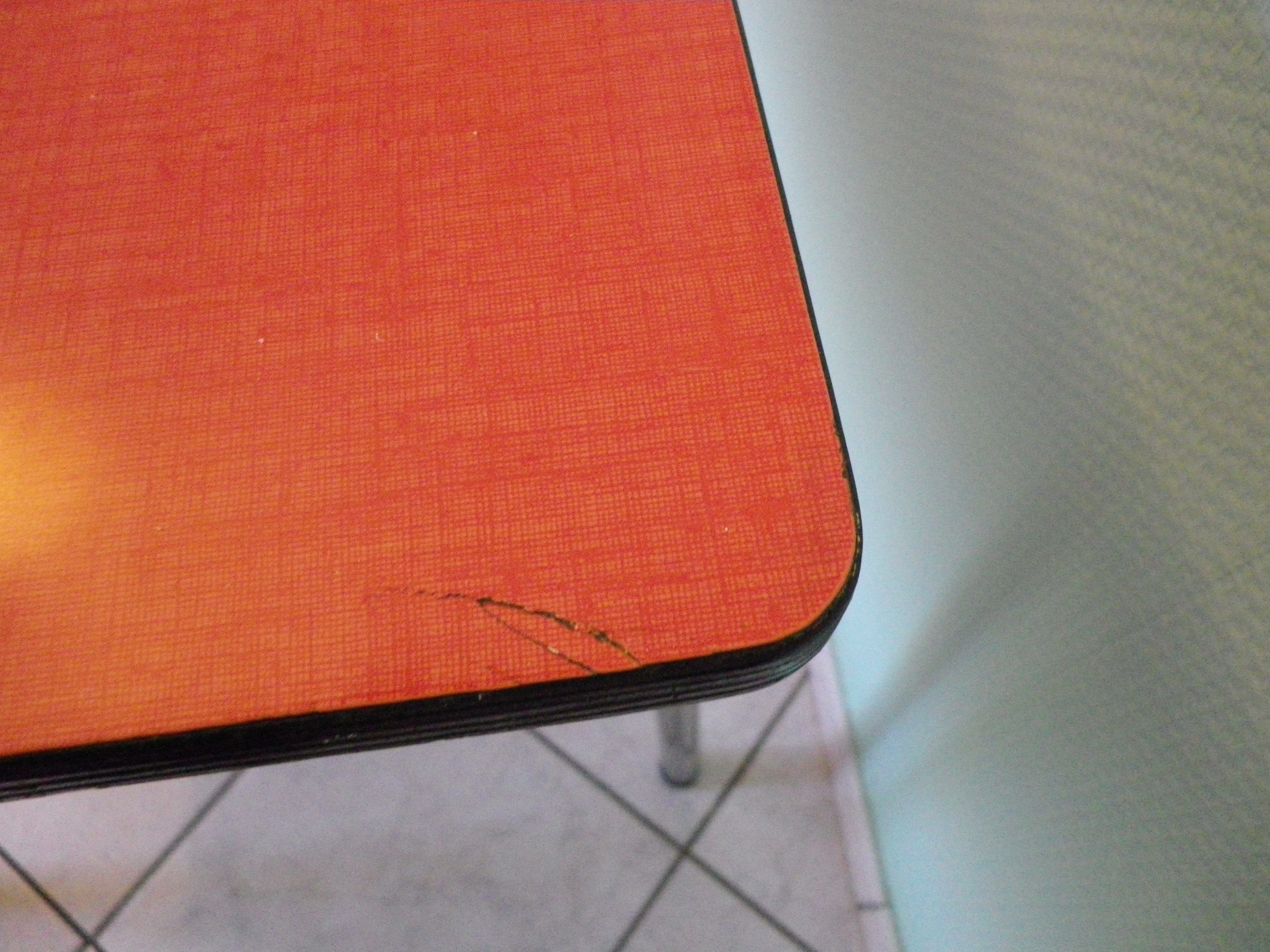 Table in red formica, 4 roc chairs, 2 extension cords, 2 drawers 60