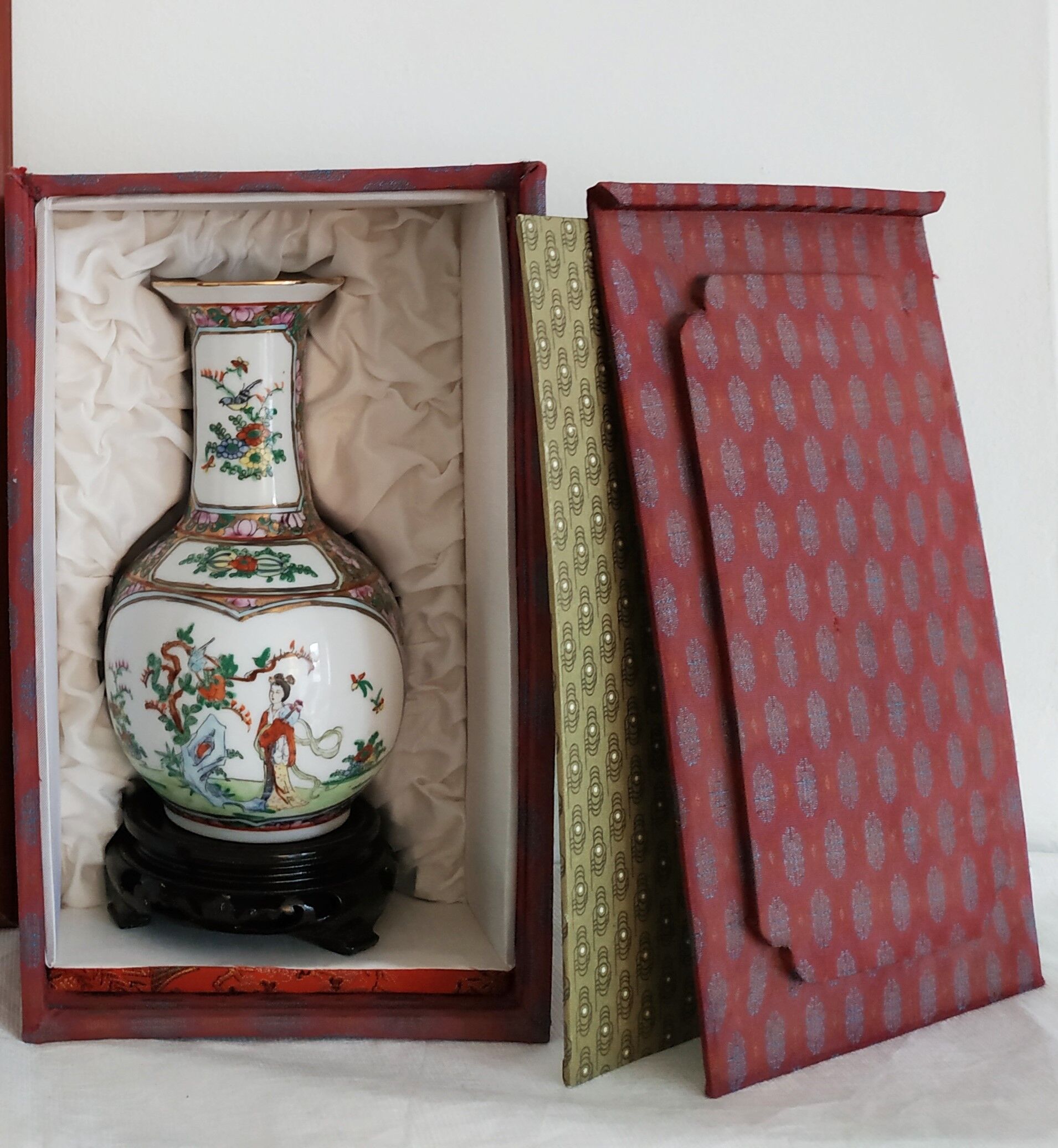 Chinese vase with its original box