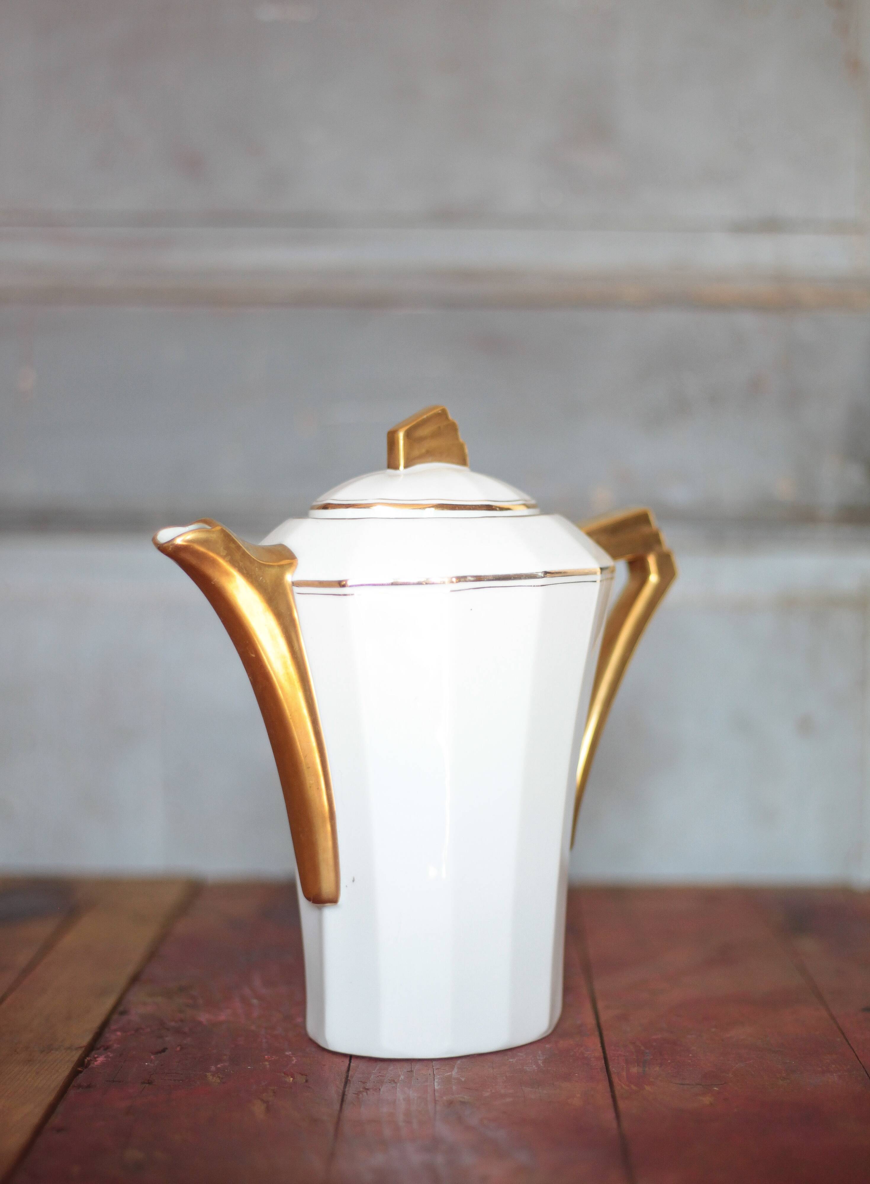 Art Deco porcelain tea service from Limoges, sugar bowl and milk jug, kitchen.