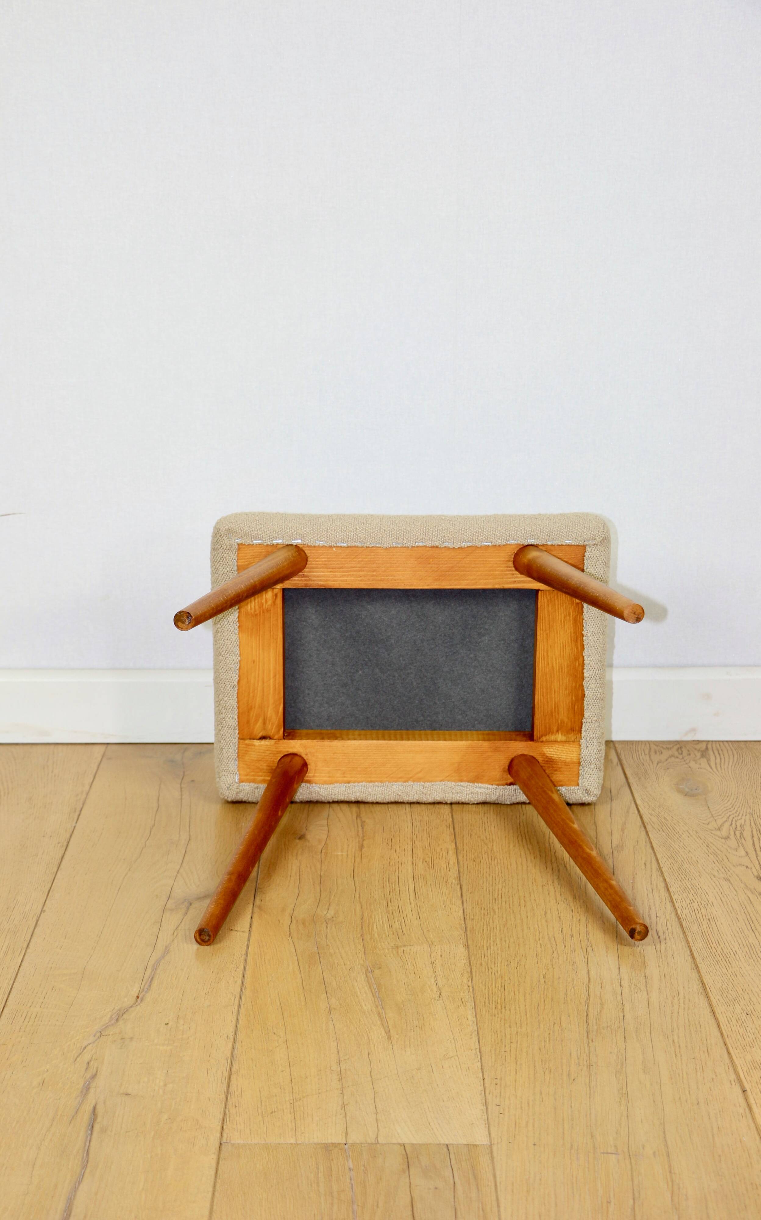 Tabouret en bouclé beige - pieds ronds en hêtre - 2 pièces disponibles