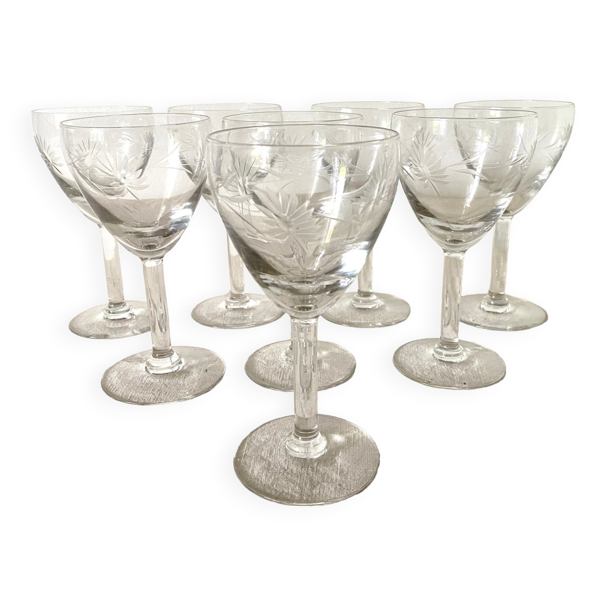 Wine glasses carved floral decoration