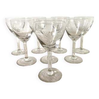 Wine glasses carved floral decoration