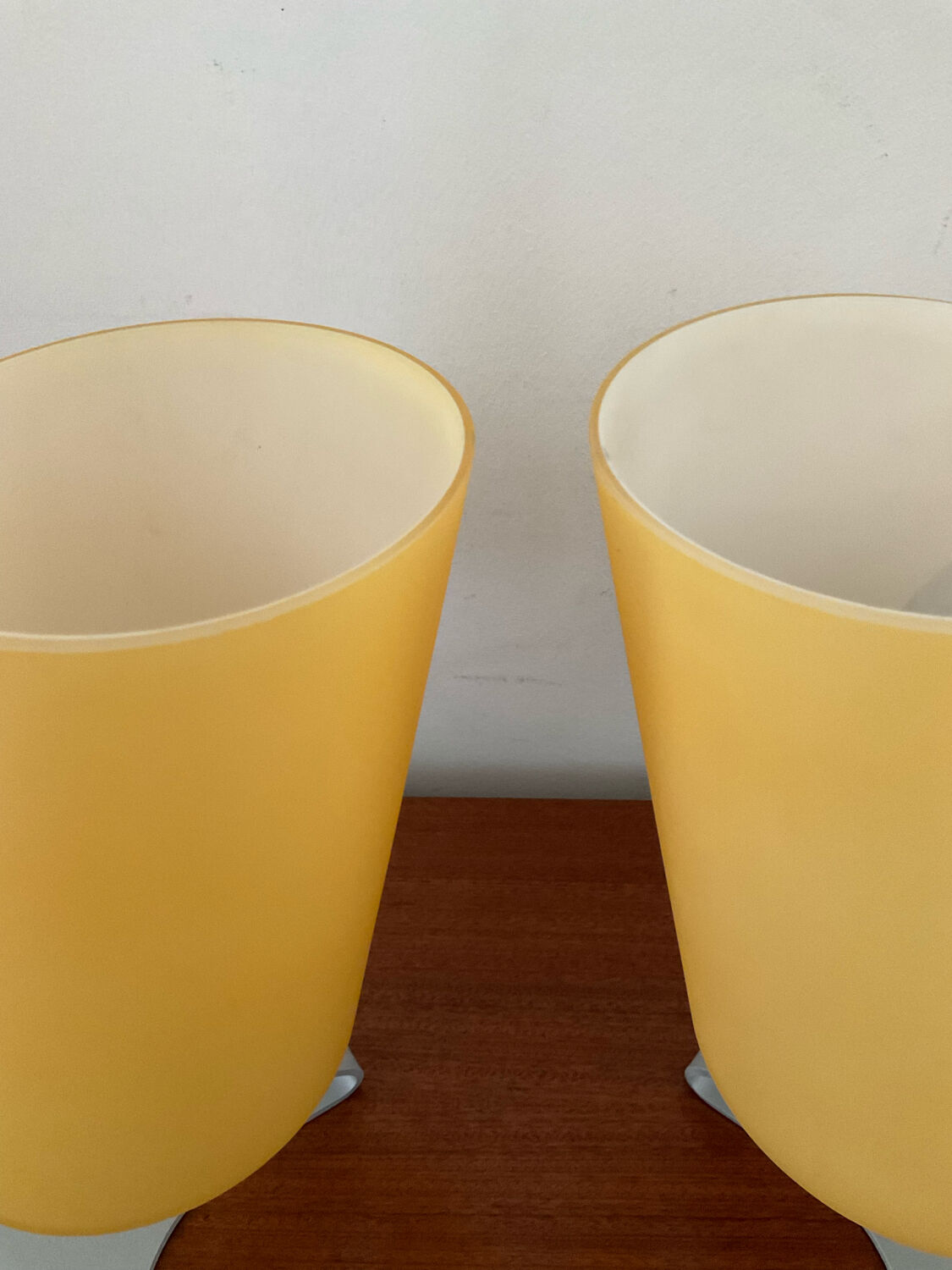 Paire de lampes design en opaline jaune et métal