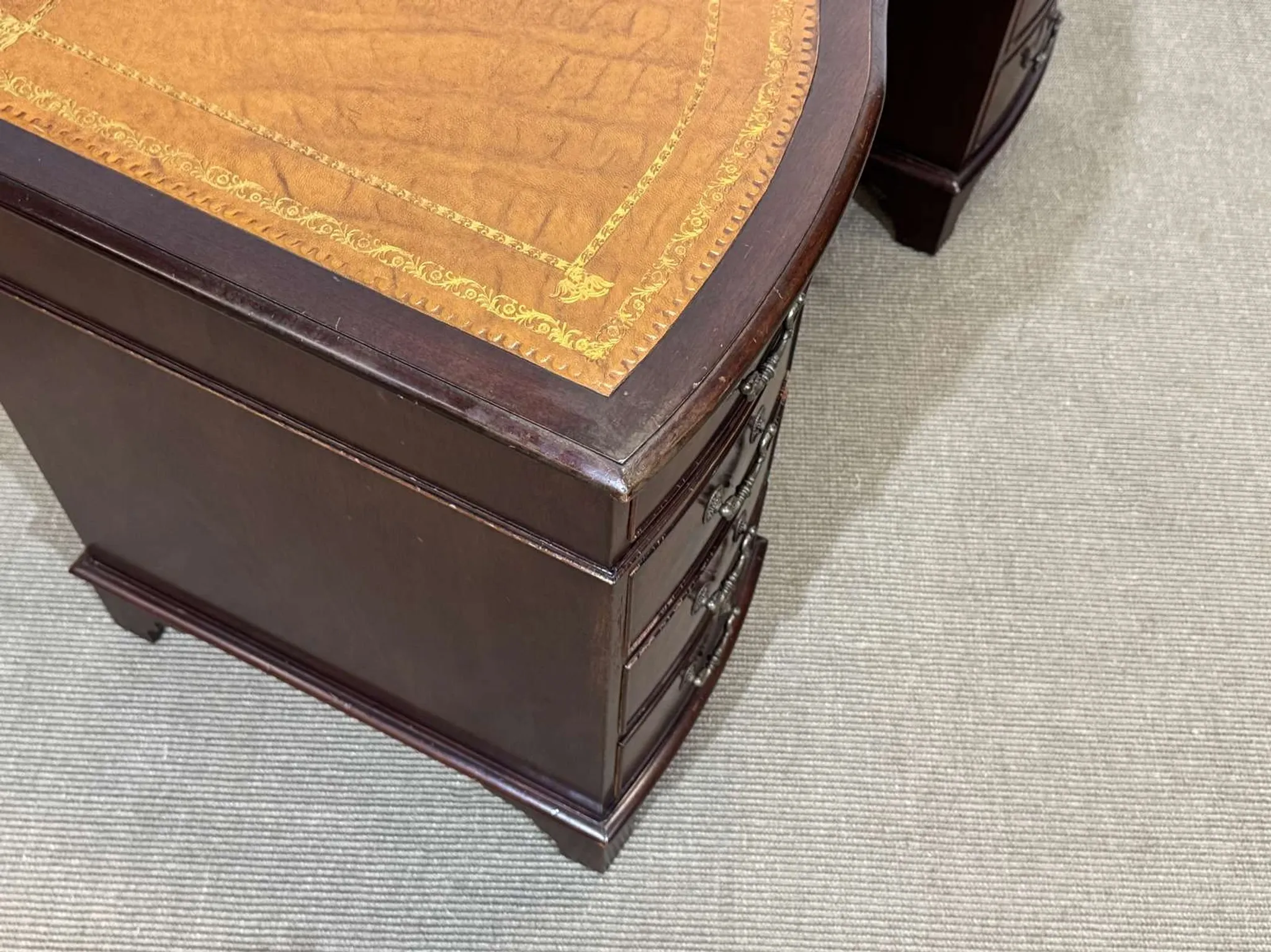 English desk with drawers from the 1950s in mahogany with a leather top.