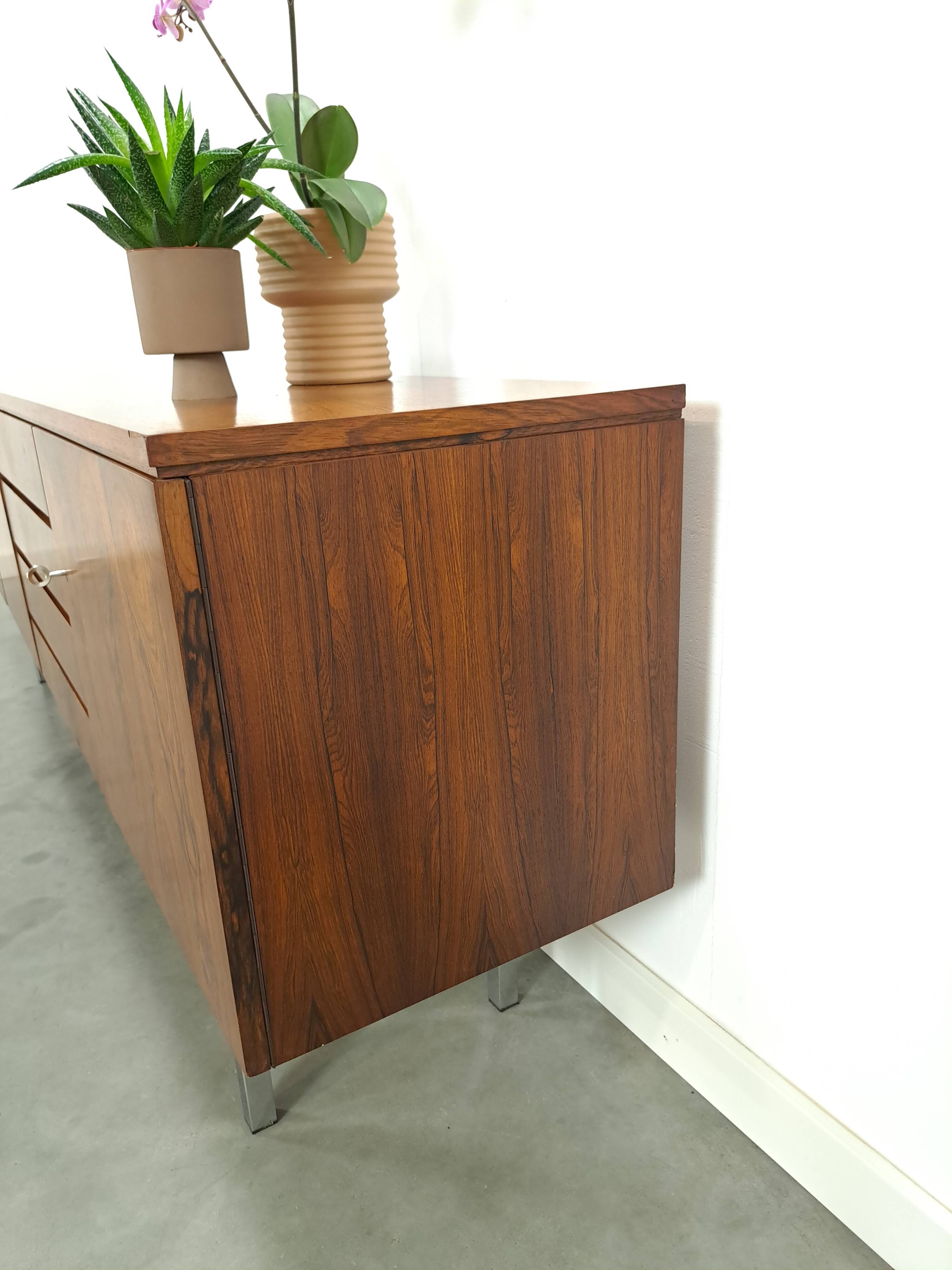 Dressoir rio palissandre plus fin avec chromen poten en lades