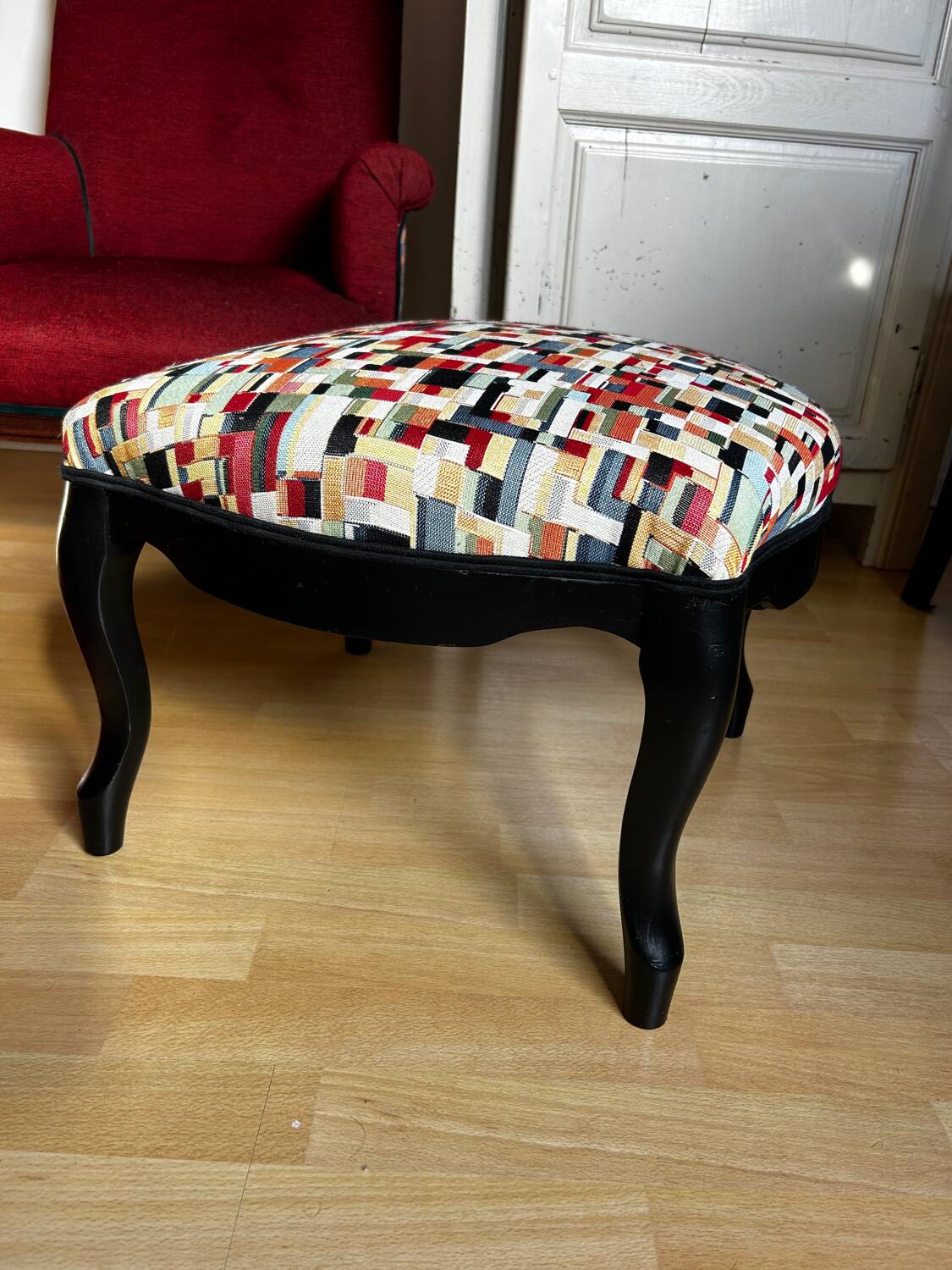 Fauteuil anglais rouge et son repose pied
