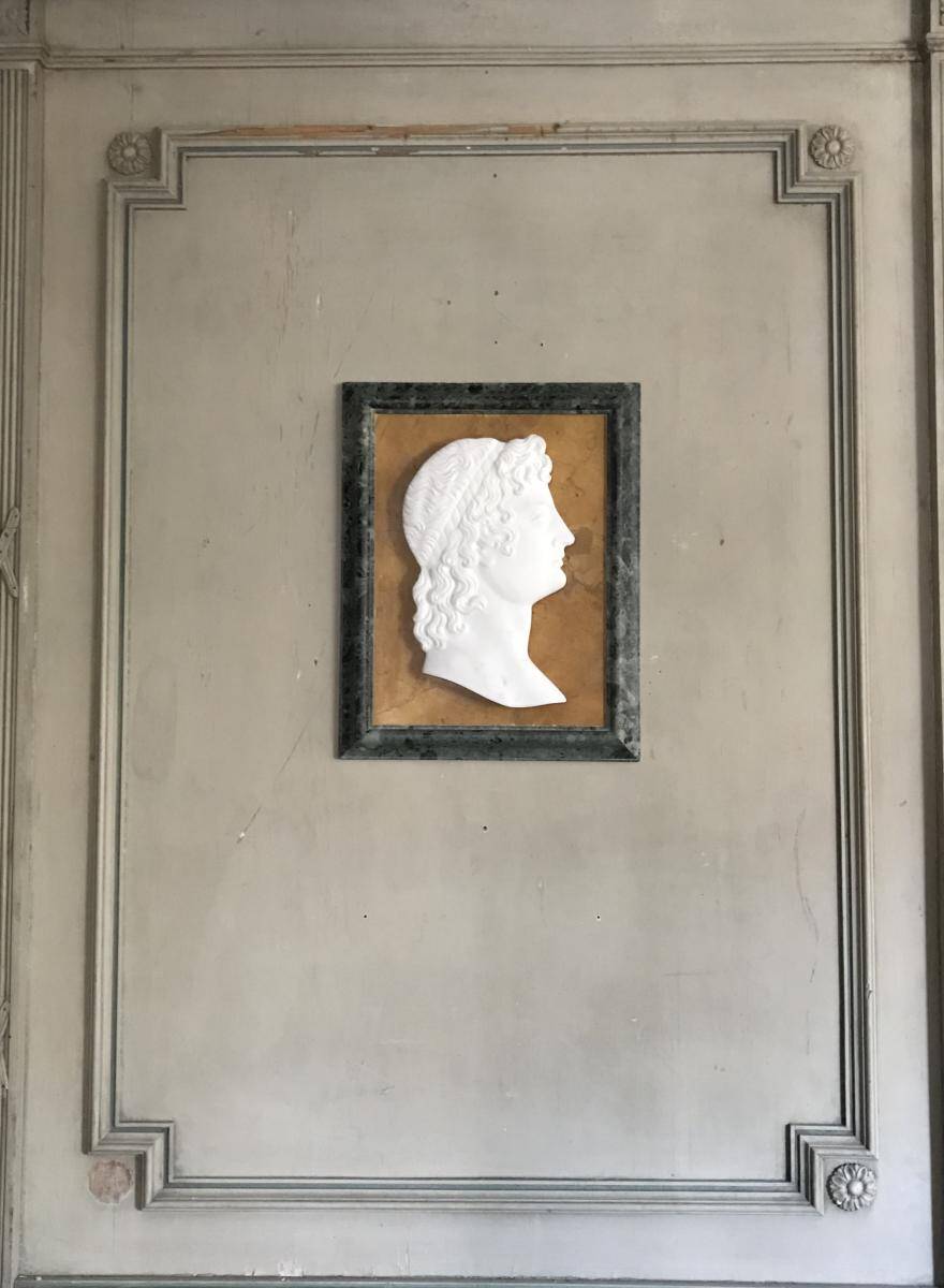 Profil d’un jeune homme dans le goût de l’antique en marbre