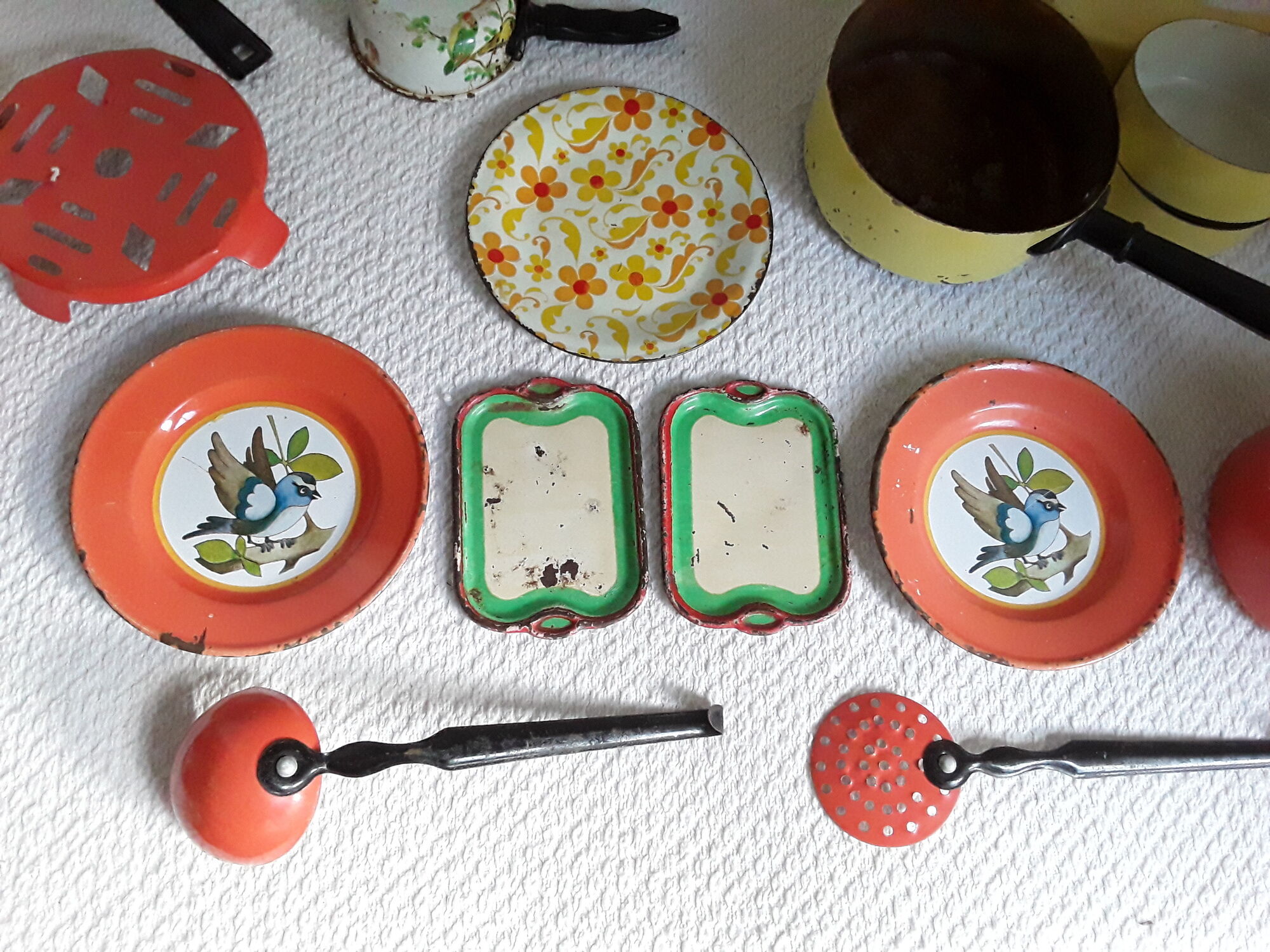 Vintage dinette in enamelled sheet metal of 27 pieces