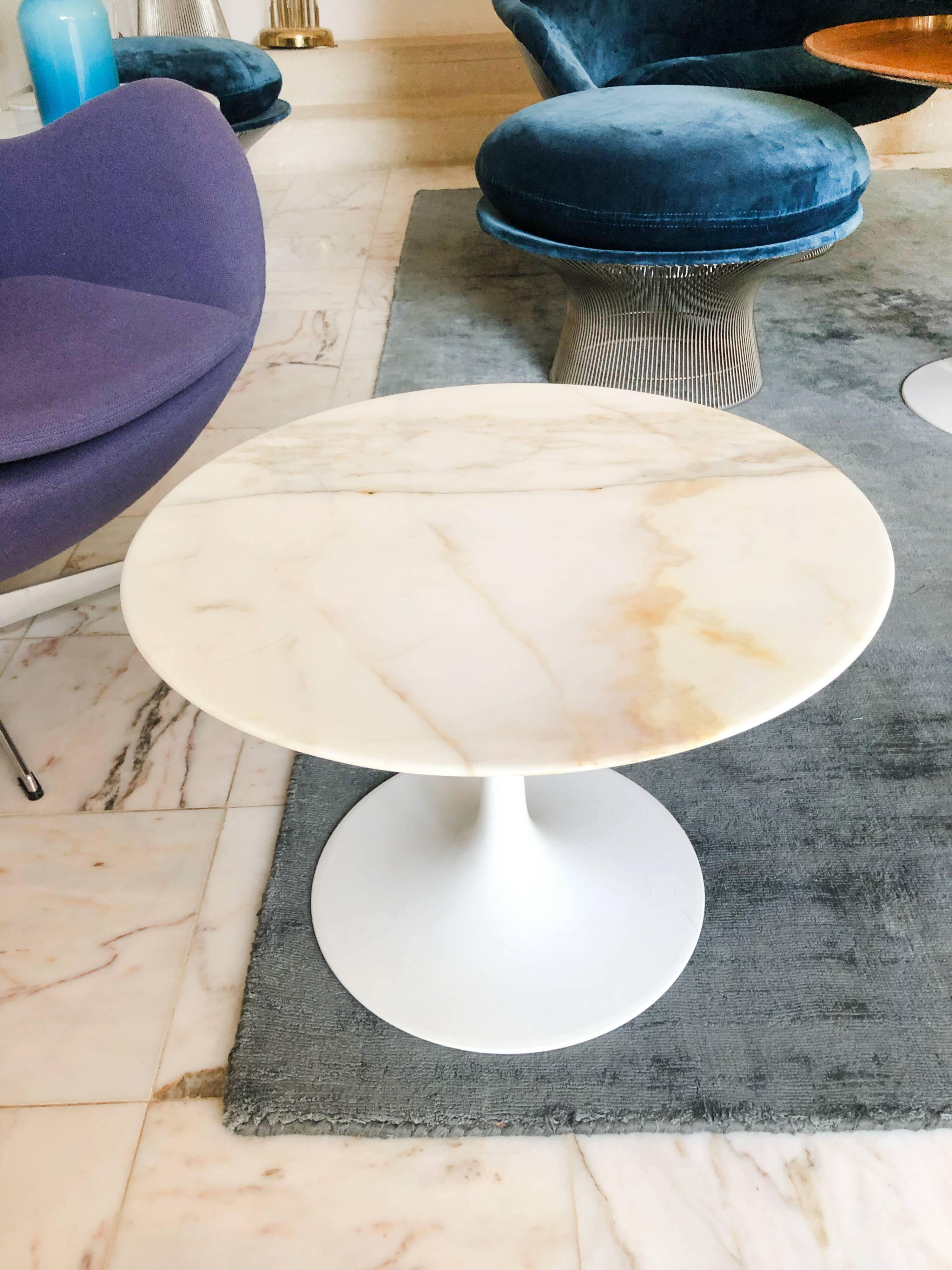 Coffee table by Eero Saarinen for Knoll international