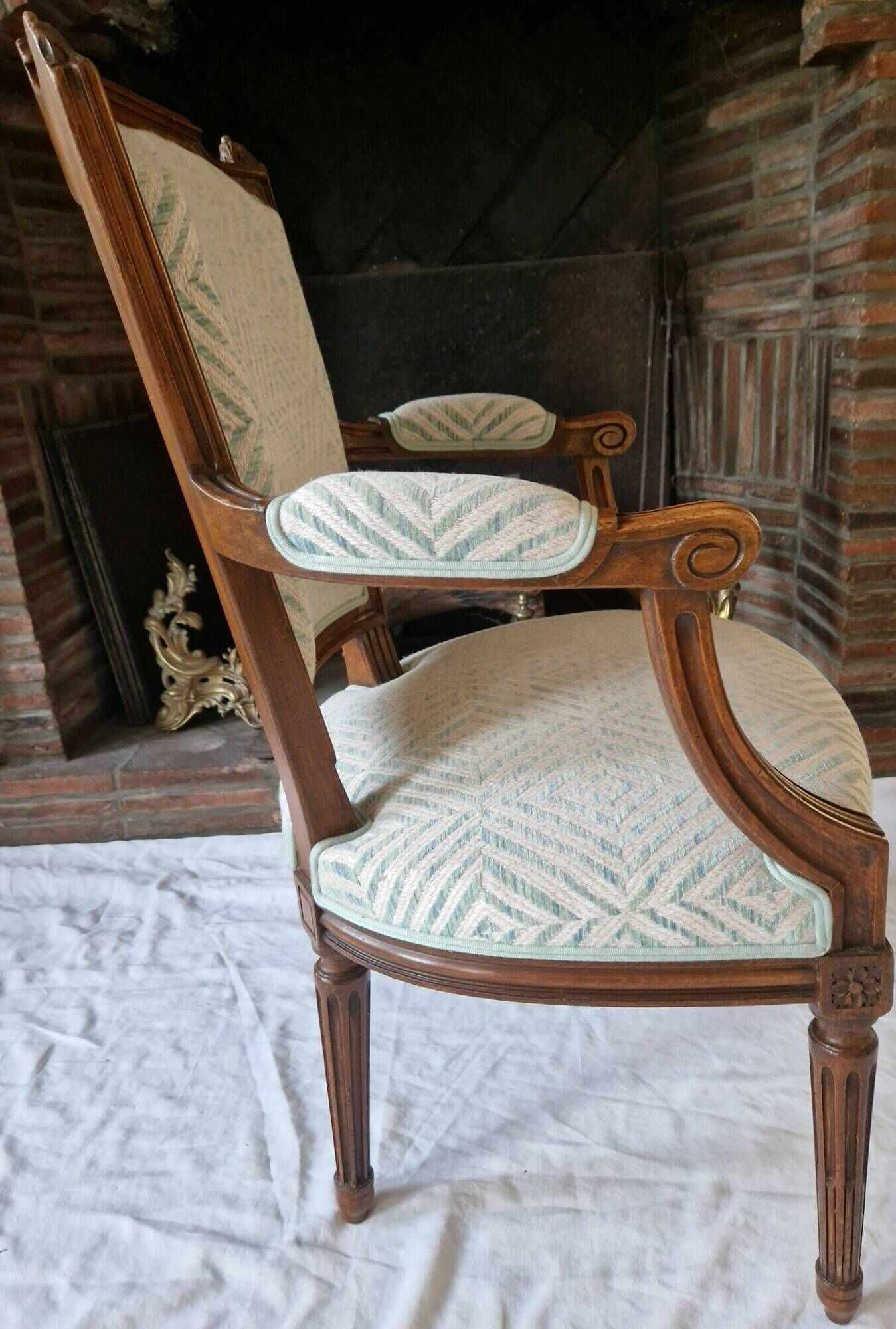 Ancien fauteuil en noyer style Louis XVI – Vert d'eau & crème – Fin XIXe