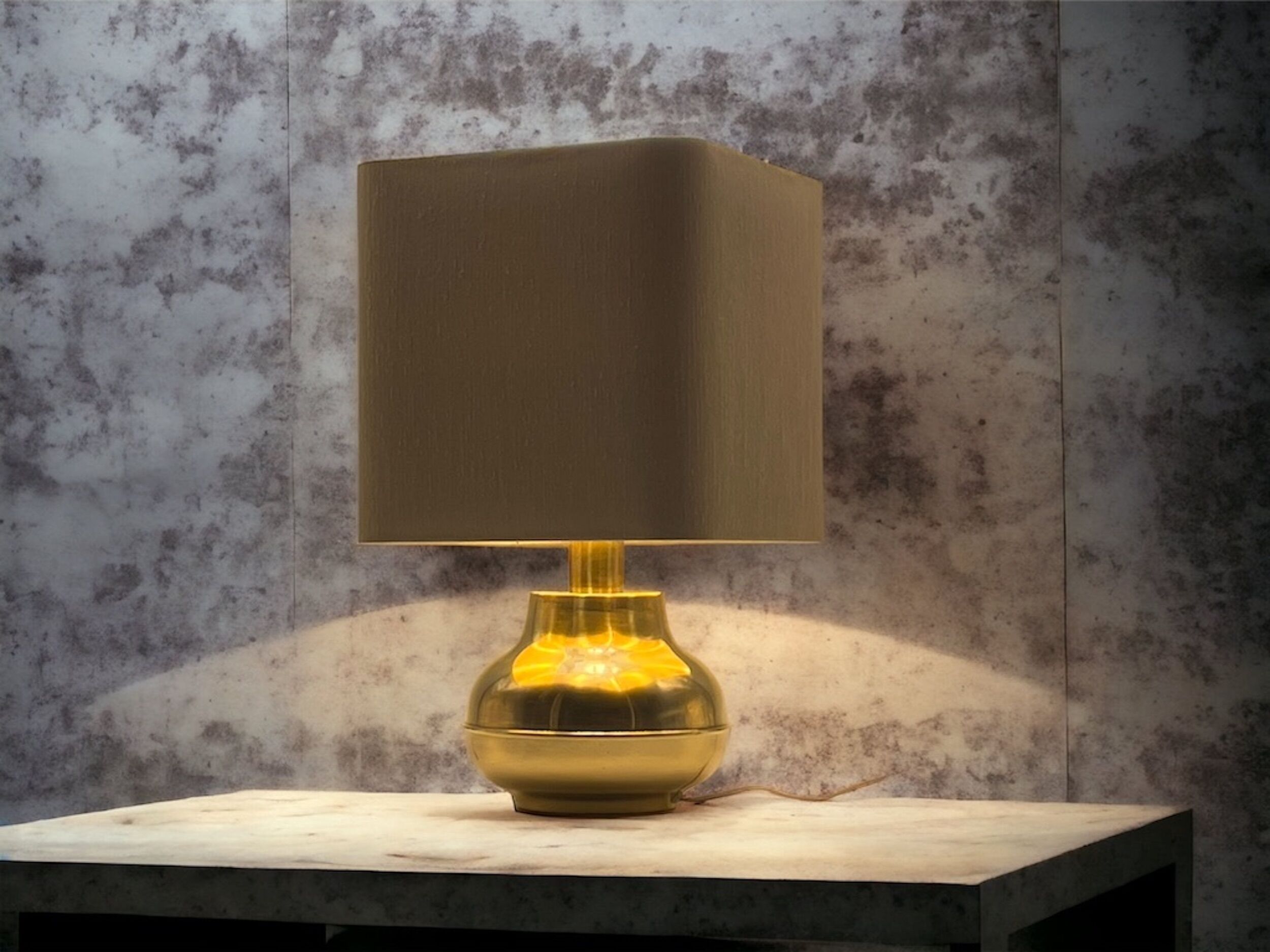 Lampe de table vintage en laiton fabriquée en Italie, années 60