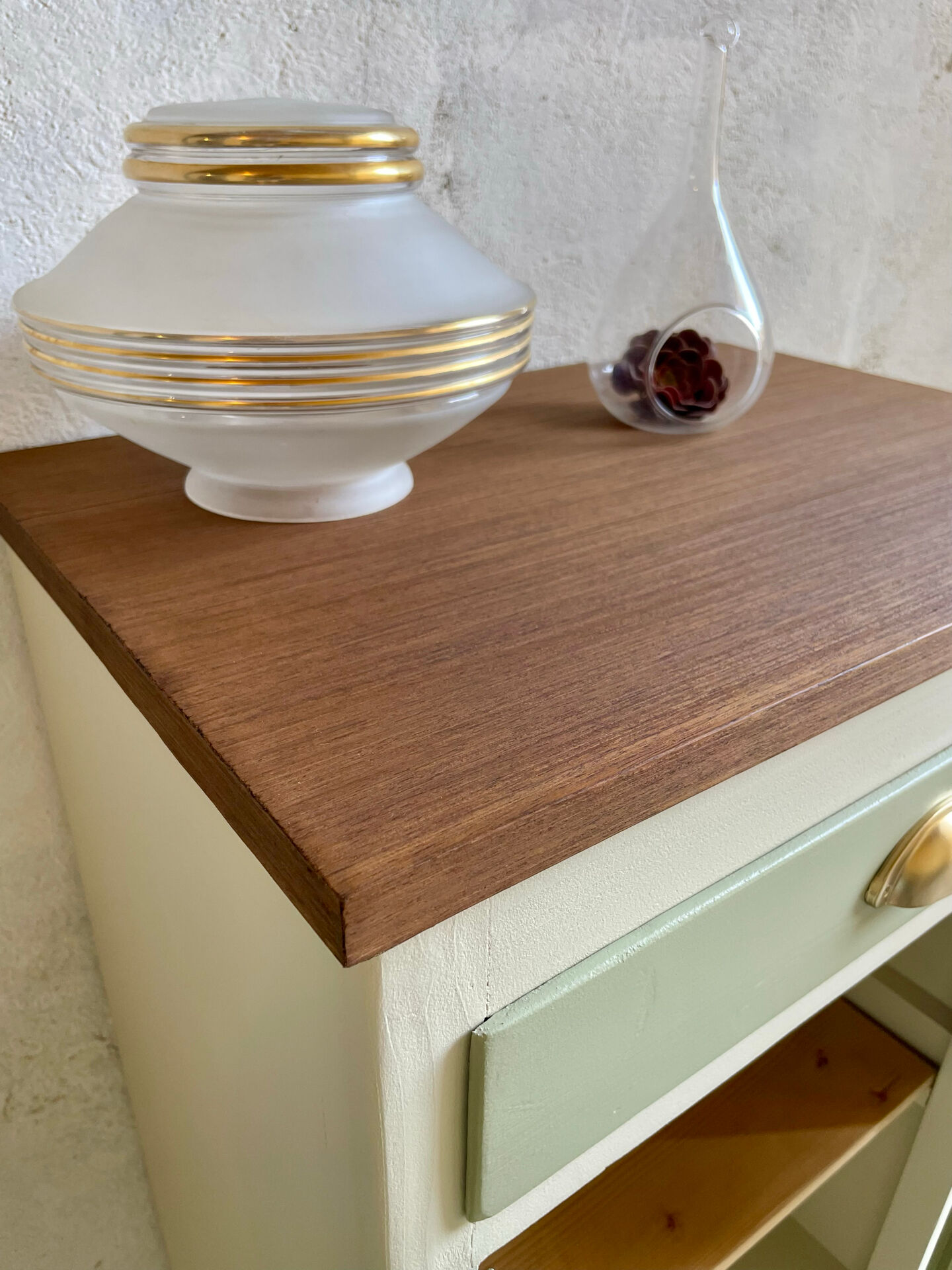 Petit buffet confiturier parisien vintage vert sauge – charme rétro