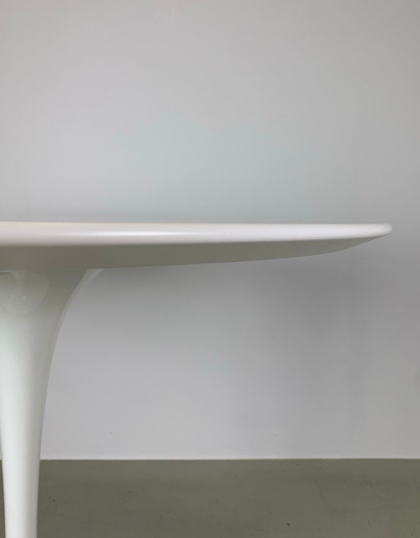 Eero Saarinen Tulip Dining Table white