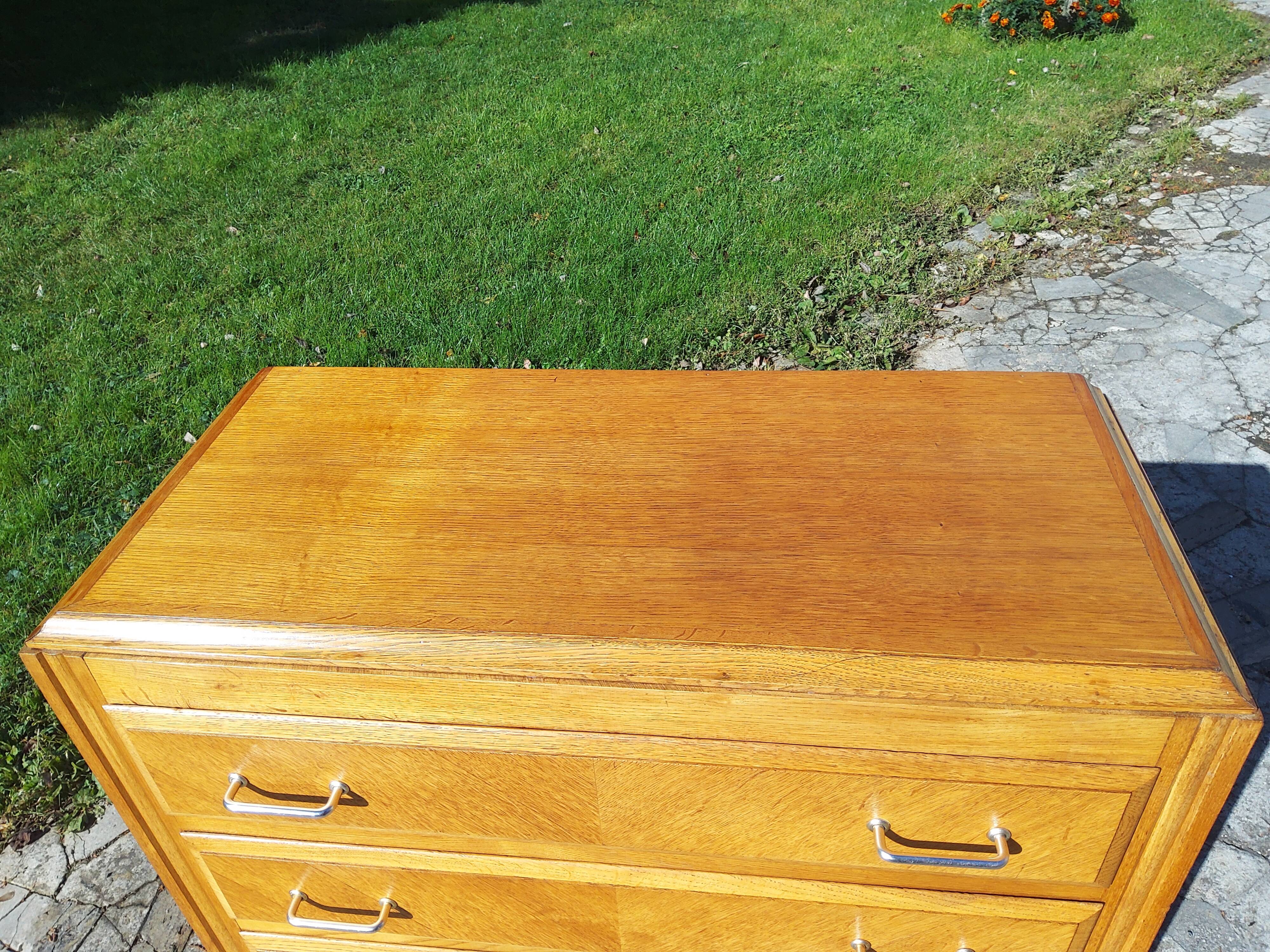 Compass-legged chest of drawers