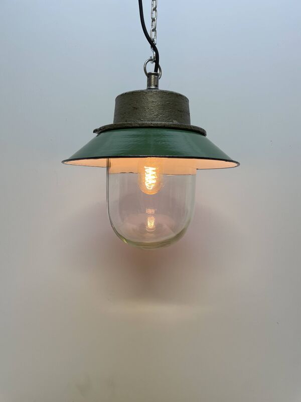 Suspension en émail industriel verte avec verre, Pologne, années 1960.