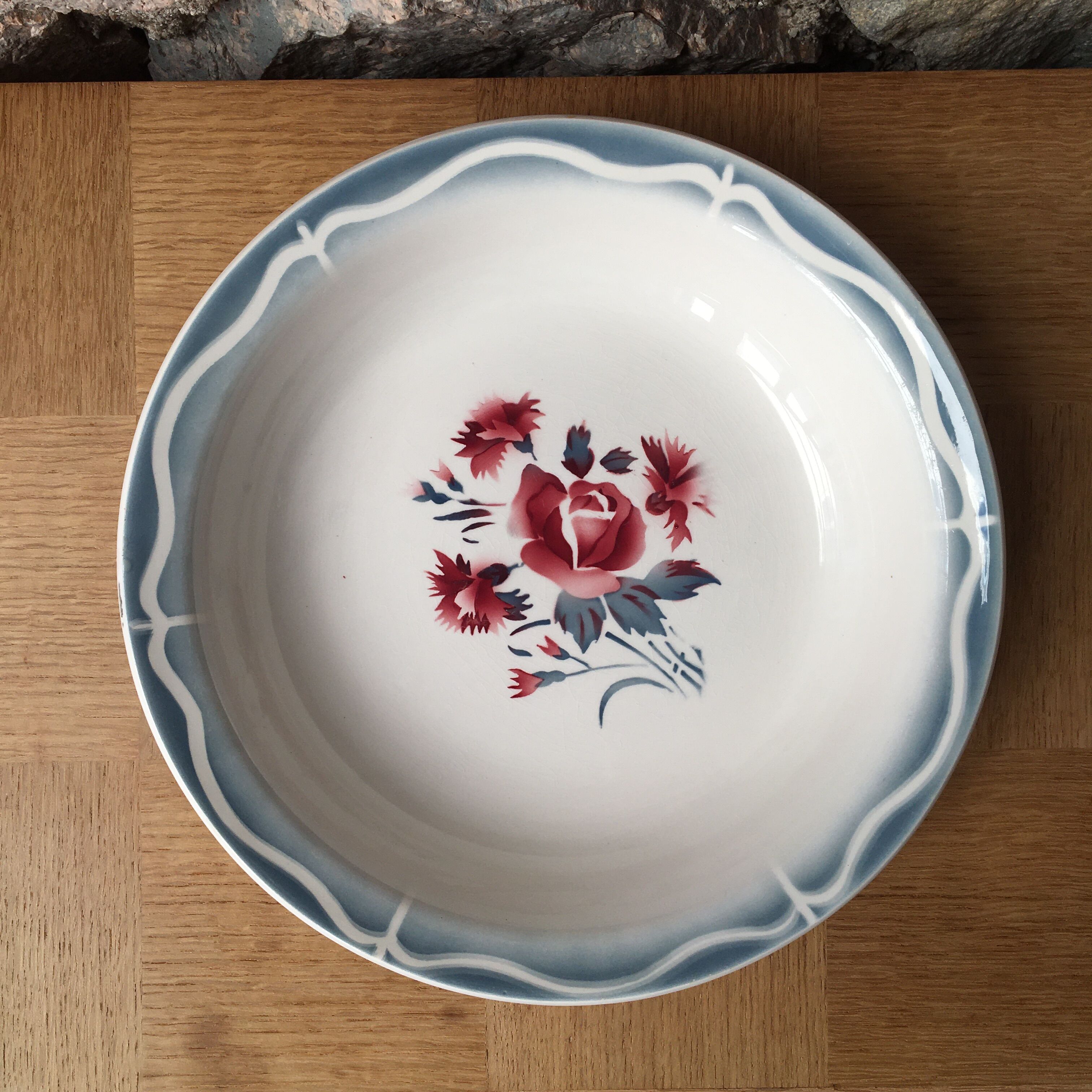 hollow round dish Nina Rosa Digoin Sarreguemines