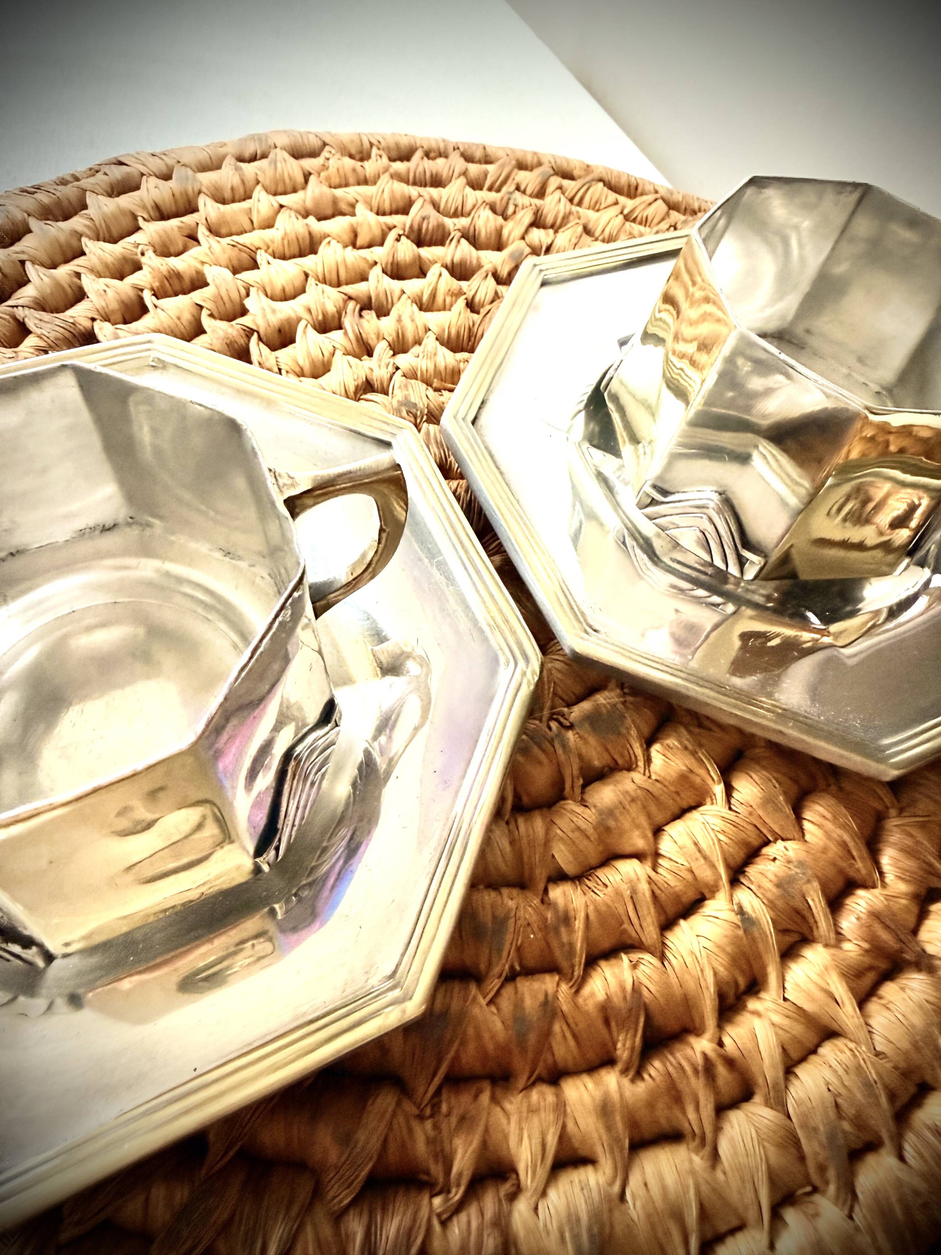 Pair of coffee cups with saucer (18th century)