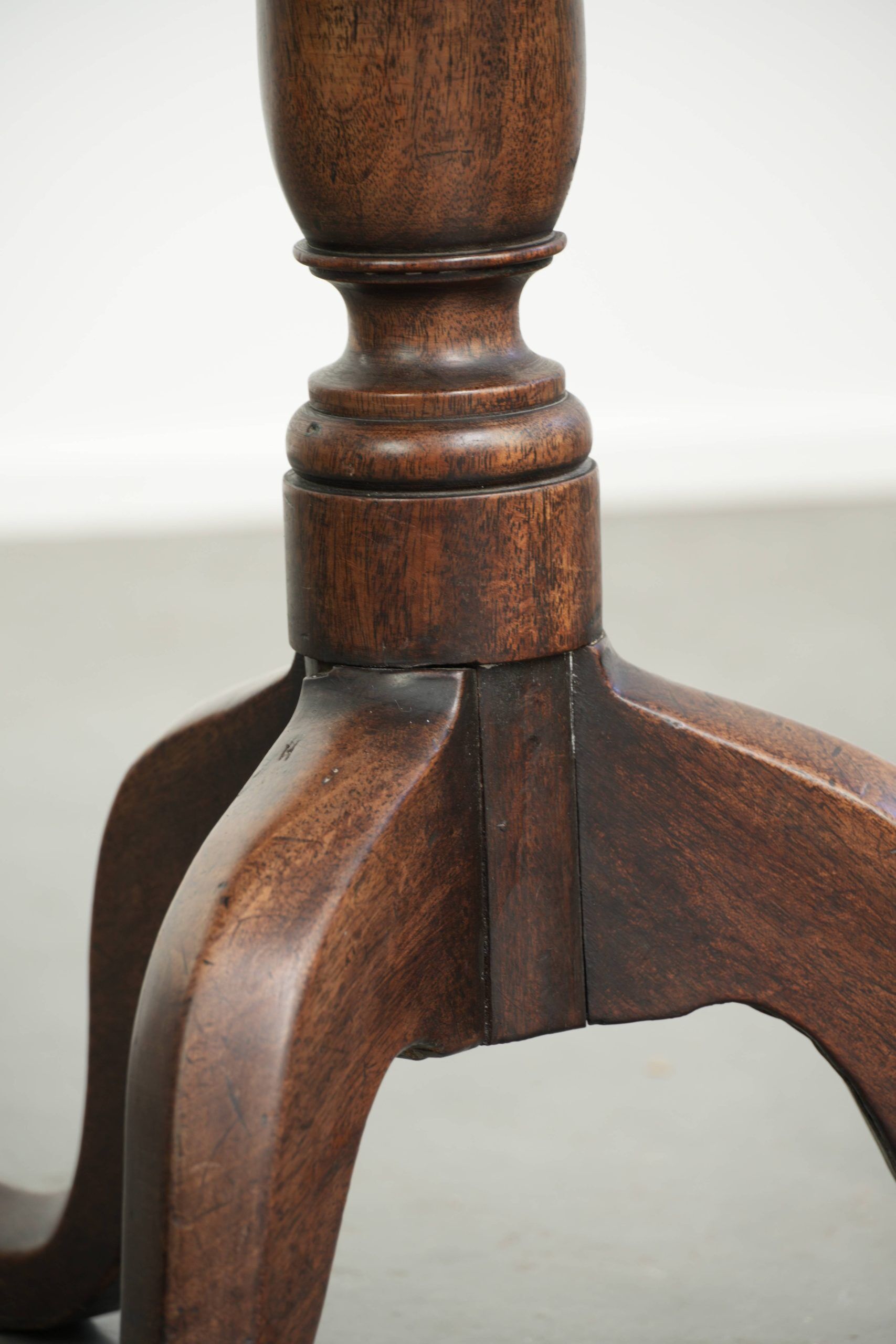 Table d'appoint / table d'angle inclinable anglaise du XVIIIe siècle