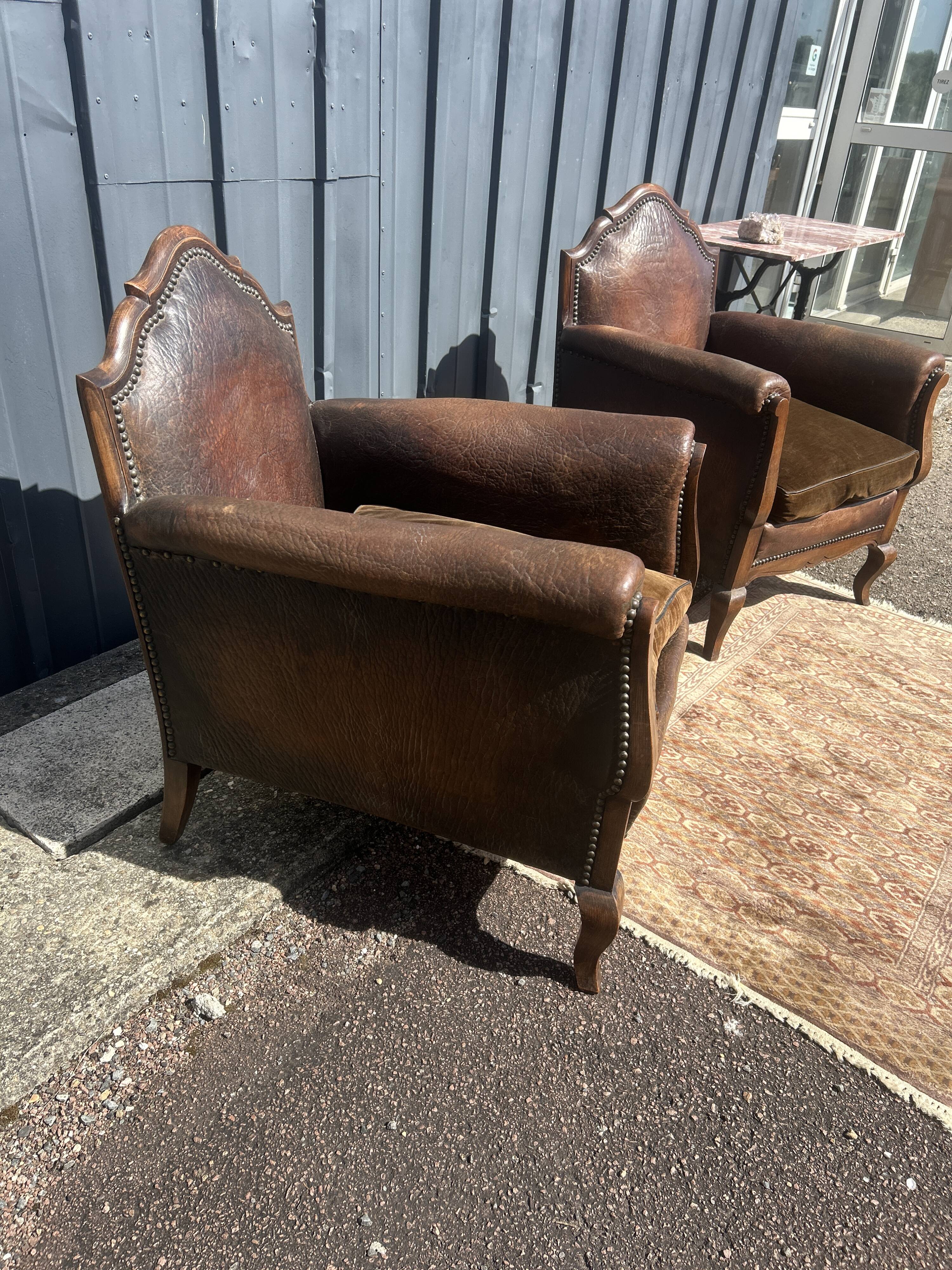 Pair of club armchairs in wood and leather, early 20th century.