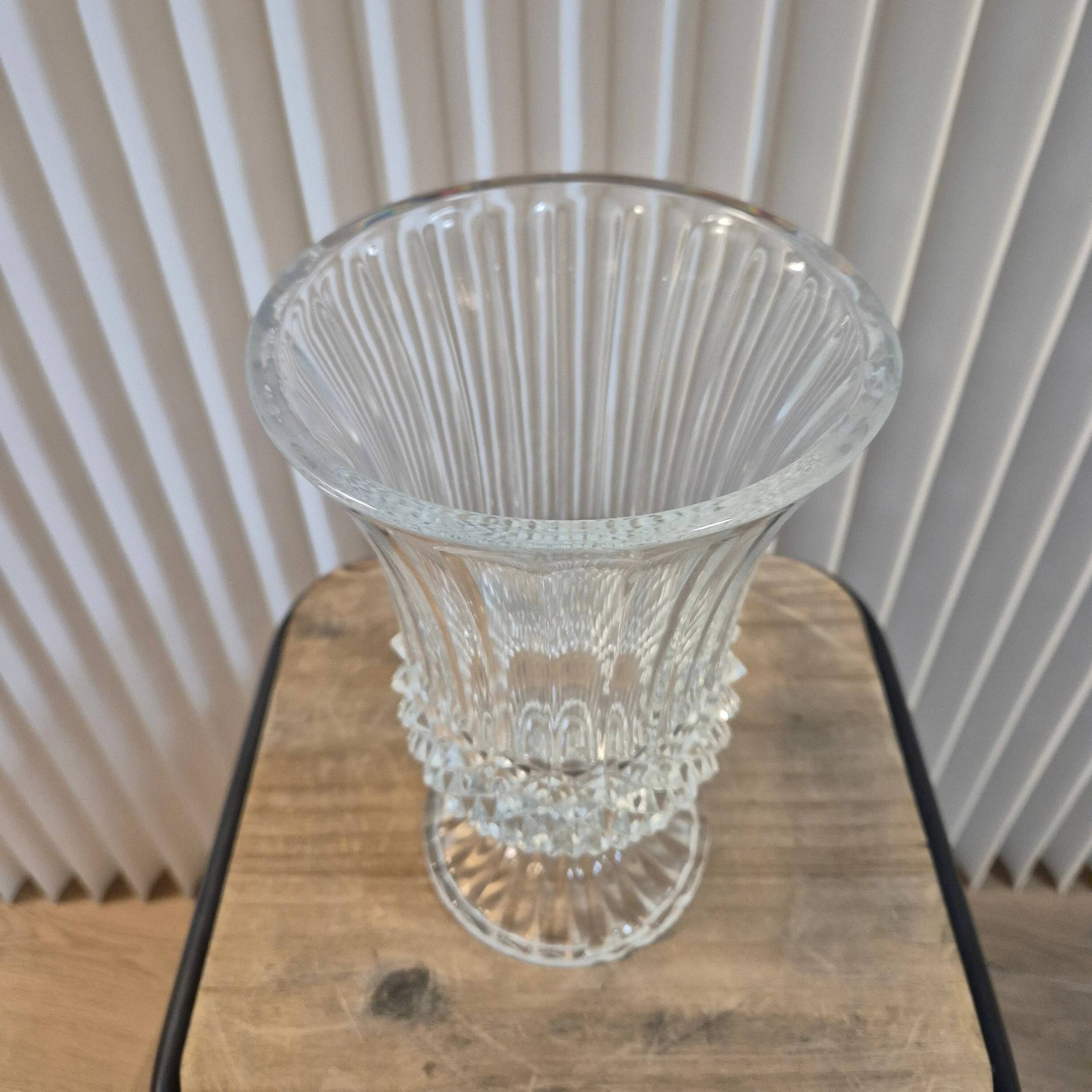 Large pedestal vase in crystal