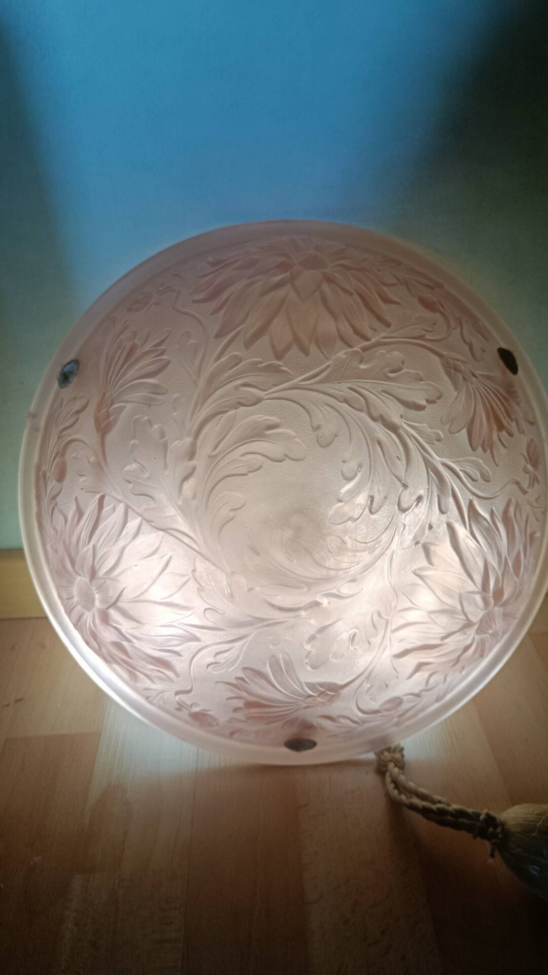Art Deco suspension from the 1930s in moulded pink glass.
