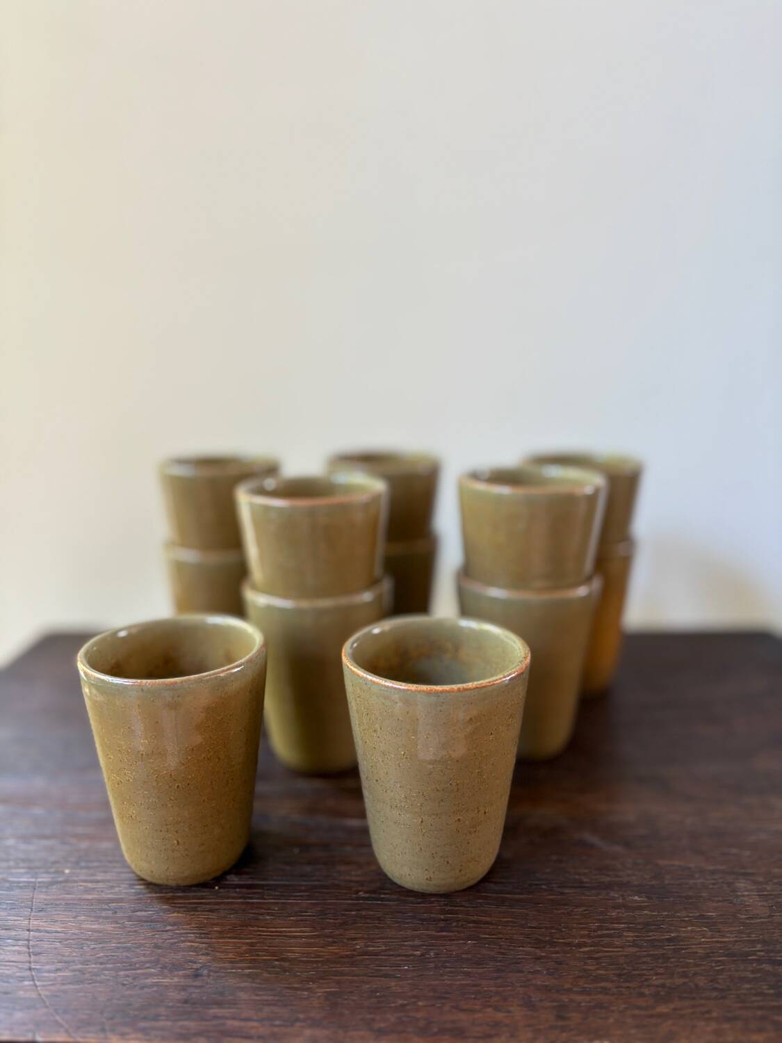 12 gobelets en grès émaillé Digoin vintage