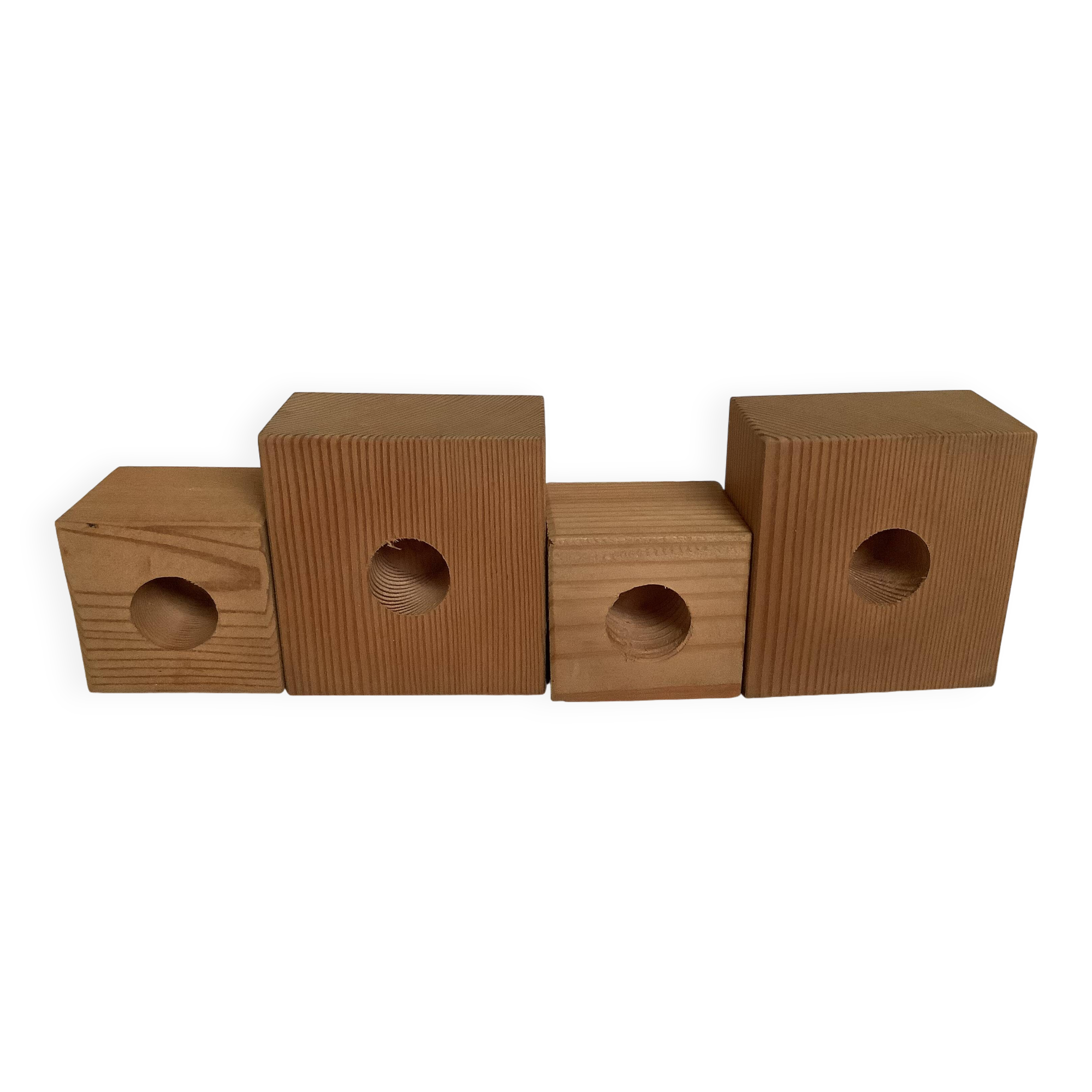 Quatre bougeoirs en bois scandinave