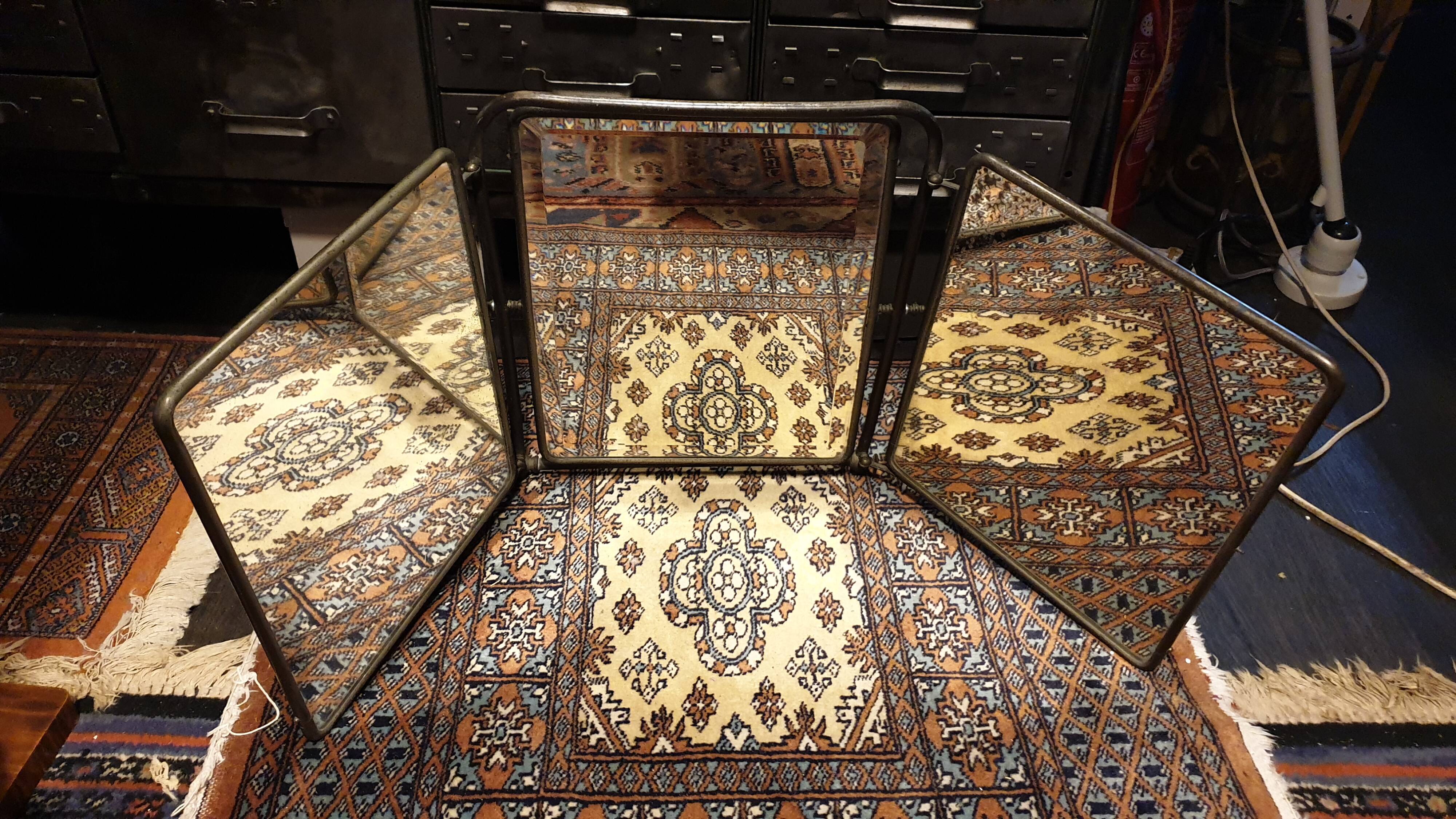 Hairdresser's mirror